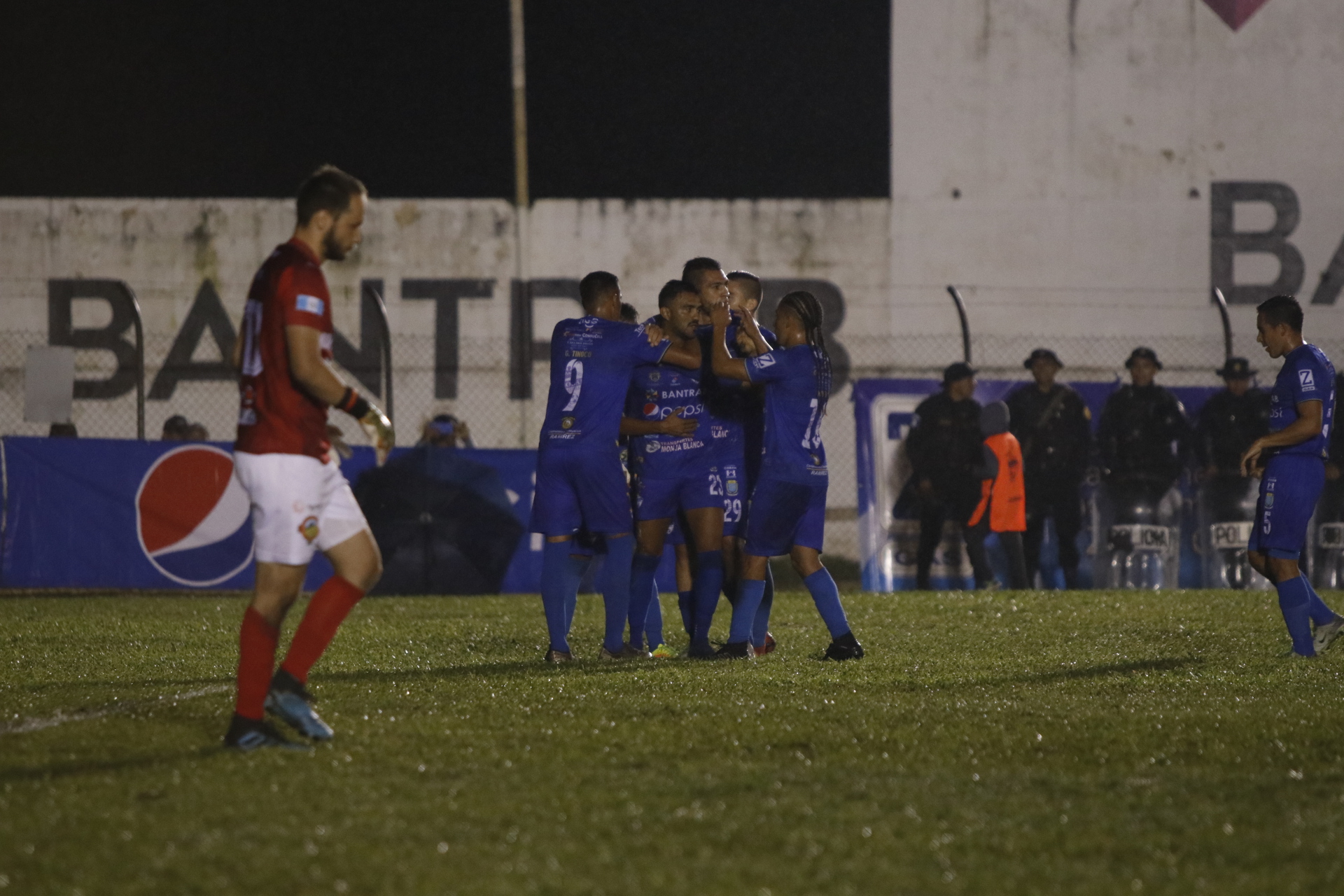 Erwin Morales celebra con sus compañeros el gol del triunfo. (Foto Prensa Libre: José Sierra)