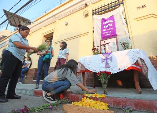 Durante el recorrido los vecinos prepararon altares con las estaciones del Vía Crucis. Foto Prensa Libre: Óscar Rivas