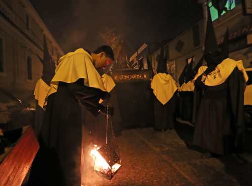 Durante el traslado varias personas queman incienso. Foto Prensa Libre: Óscar Rivas
