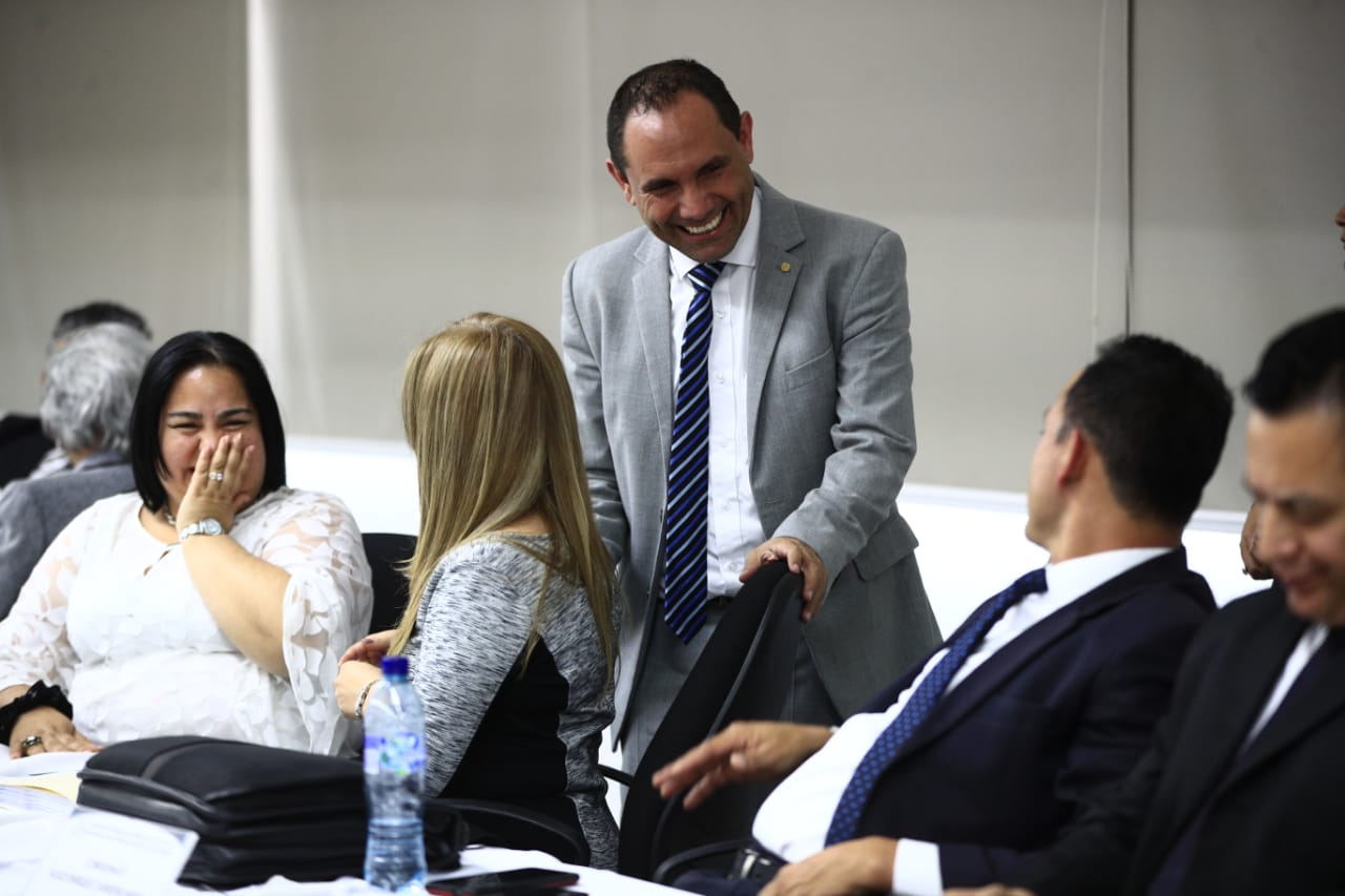 Norma Santos, Judith Urizar, Enrique Cabrera y Luis Fernando Ruiz son cuatro de los 11 integrantes del Cang que se abstienen a votar para integrar la nómina de profesionales. (Foto Prensa Libre: Carlos Hernández Ovalle)