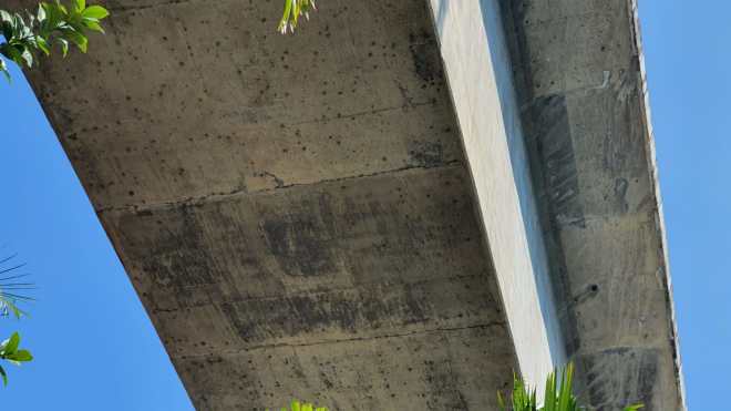 Vecinos de Río Dulce denuncian que, desde la construcción del puente en 1980, solo se le ha dado mantenimiento en una oportunidad. (Foto Prensa Libre: Dony Stewart)