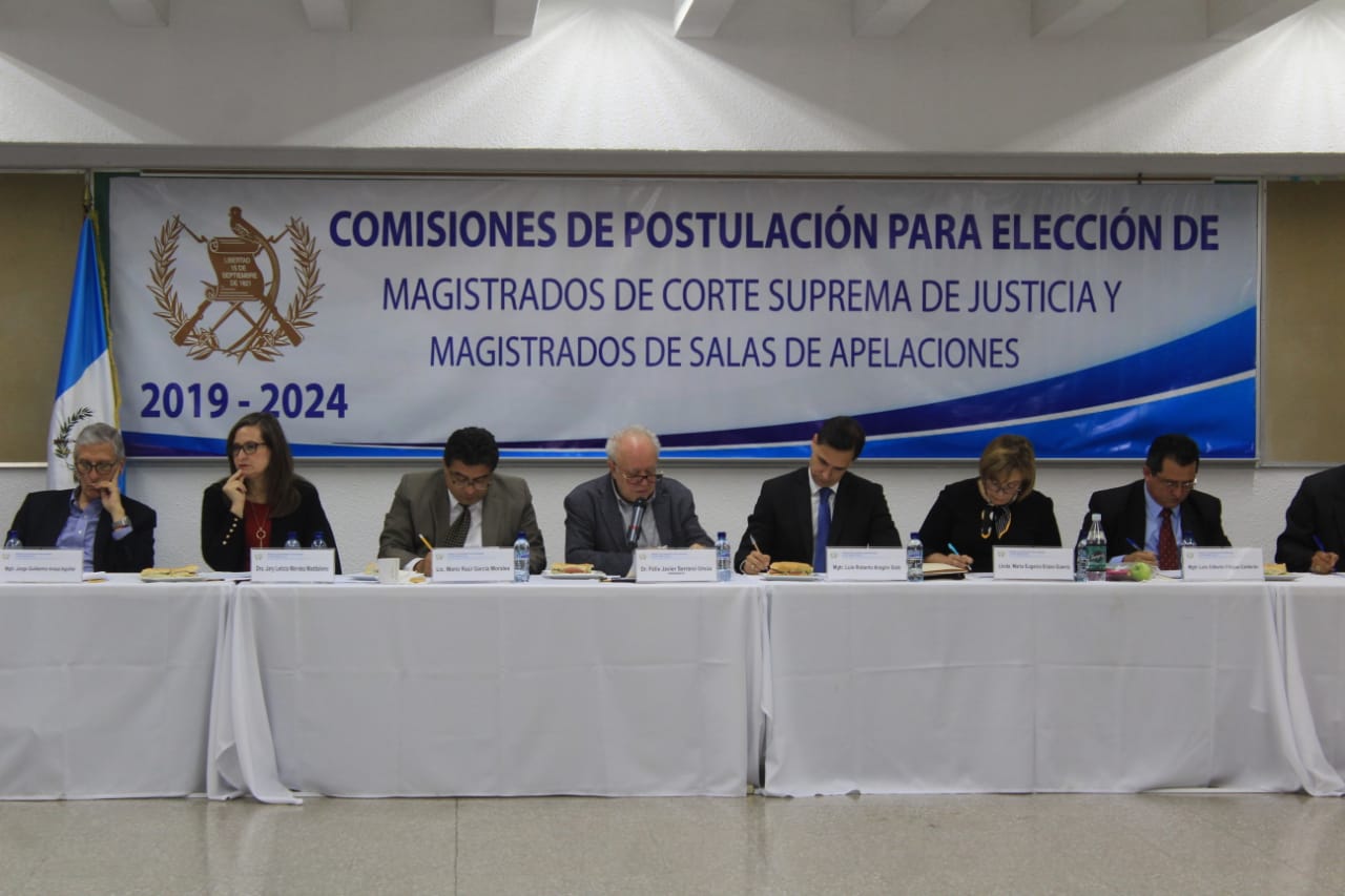 La Comisión de Postulación para la elección de magistrados de Corte Suprema de Justicia empezó con la votación para integrar la nómina de 26 profesionales. (Foto Prensa Libre: Byron García)