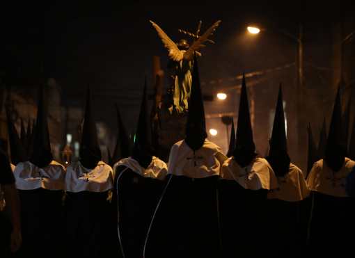 Los capirotes negros de los Caballeros del Señor Sepultado encabezan el cortejo. Foto Prensa Libre: Óscar Rivas