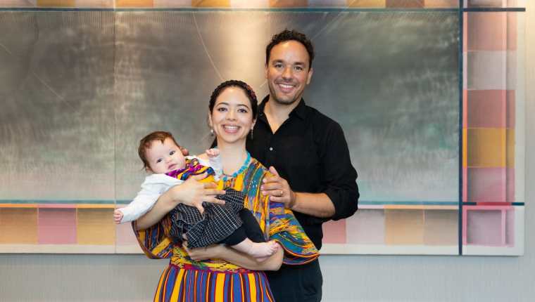 La doctora Susana Arrechea junto a su esposo el doctor Jalel Sager y su hija Aya de 4 meses después de haber recibido el galardón de la OWSD. (Foto Prensa Libre: Elsevier)