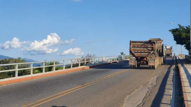 Cuando los vehículos pesados pasan sobre los baches del puente de Río Dulce la estructura vibra. (Foto Prensa Libre: Dony Stewart)