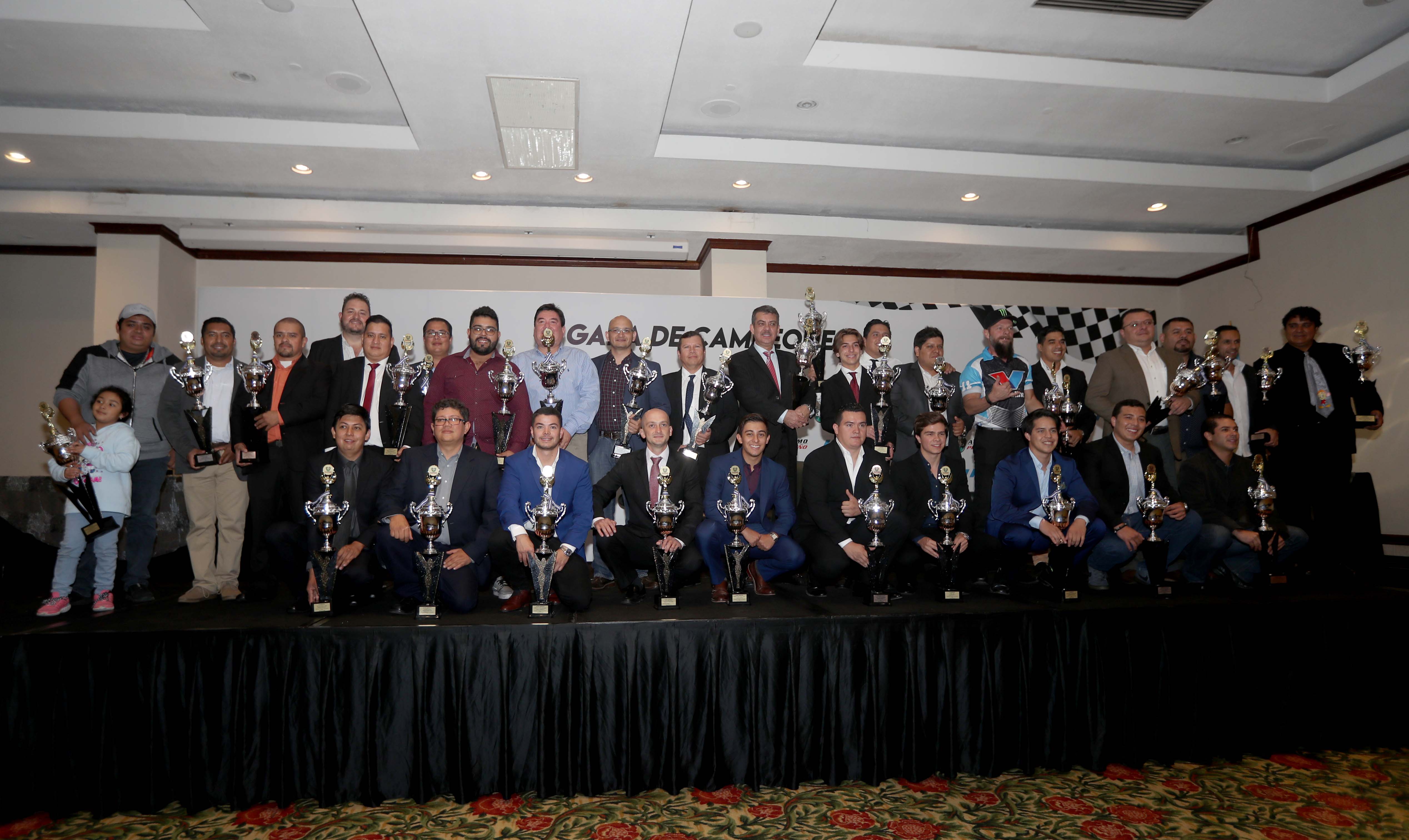Los campeones nacionales de automovilismo fueron reconocidos la noche de este jueves. (Foto Prensa Libre: Carlos Vicente)
