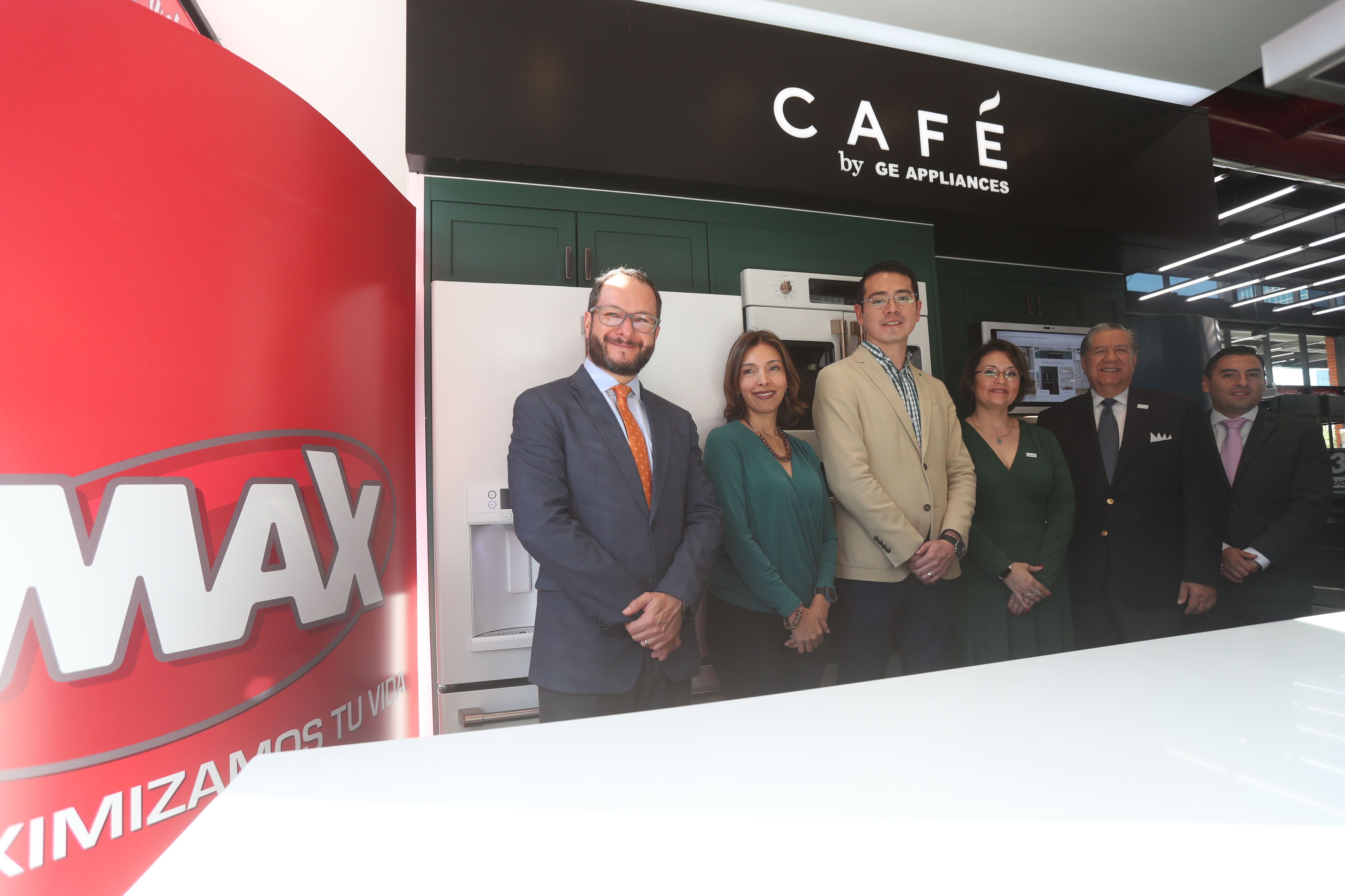 Directivos de Grupo Distelsa y General Electric presentaron la nueva Línea Café. (Foto Prensa Libre: Norvin Mendoza)
