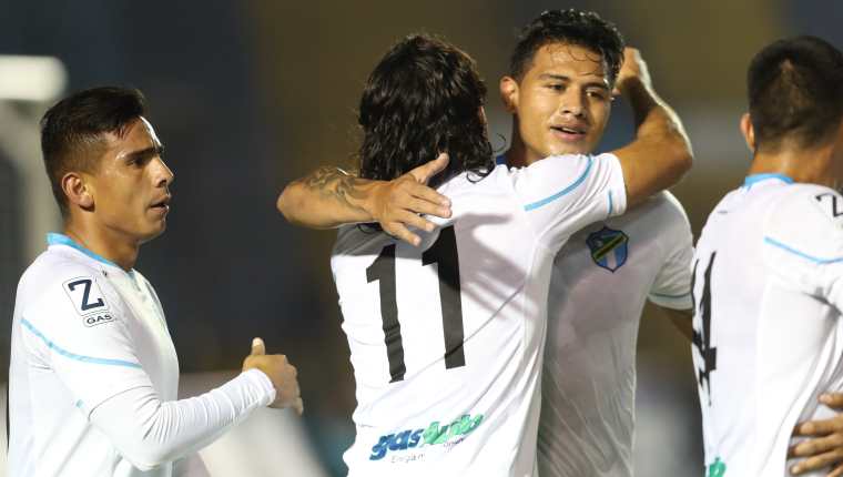 Agustín Herrera celebra con sus compañeros el gol del triunfo. (Foto Prensa Libre: Norvin Mendoza)