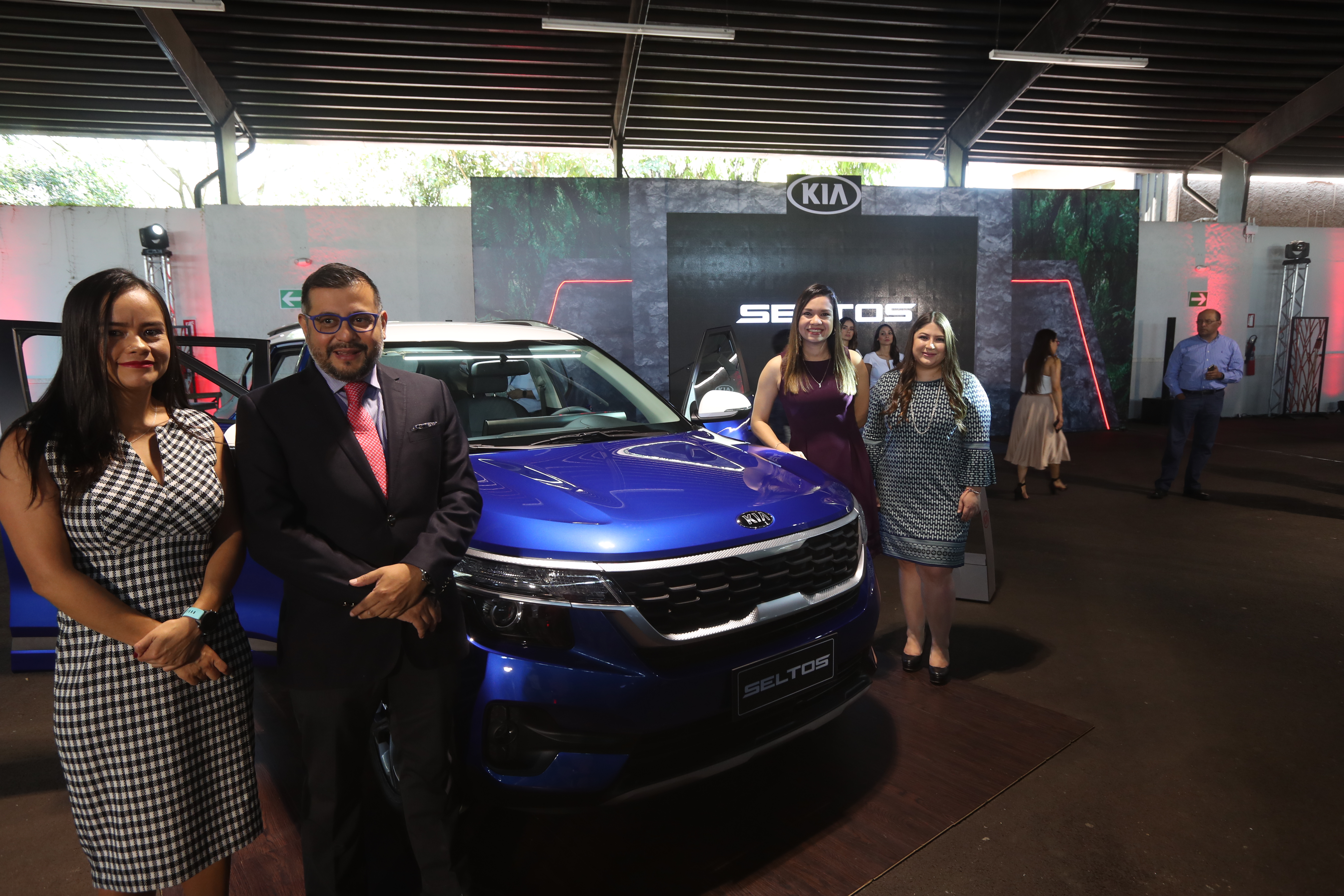 Representantes de Excel posan junto al nuevo Kia Seltos. (Foto Prensa Libre: Norvin Mendoza)