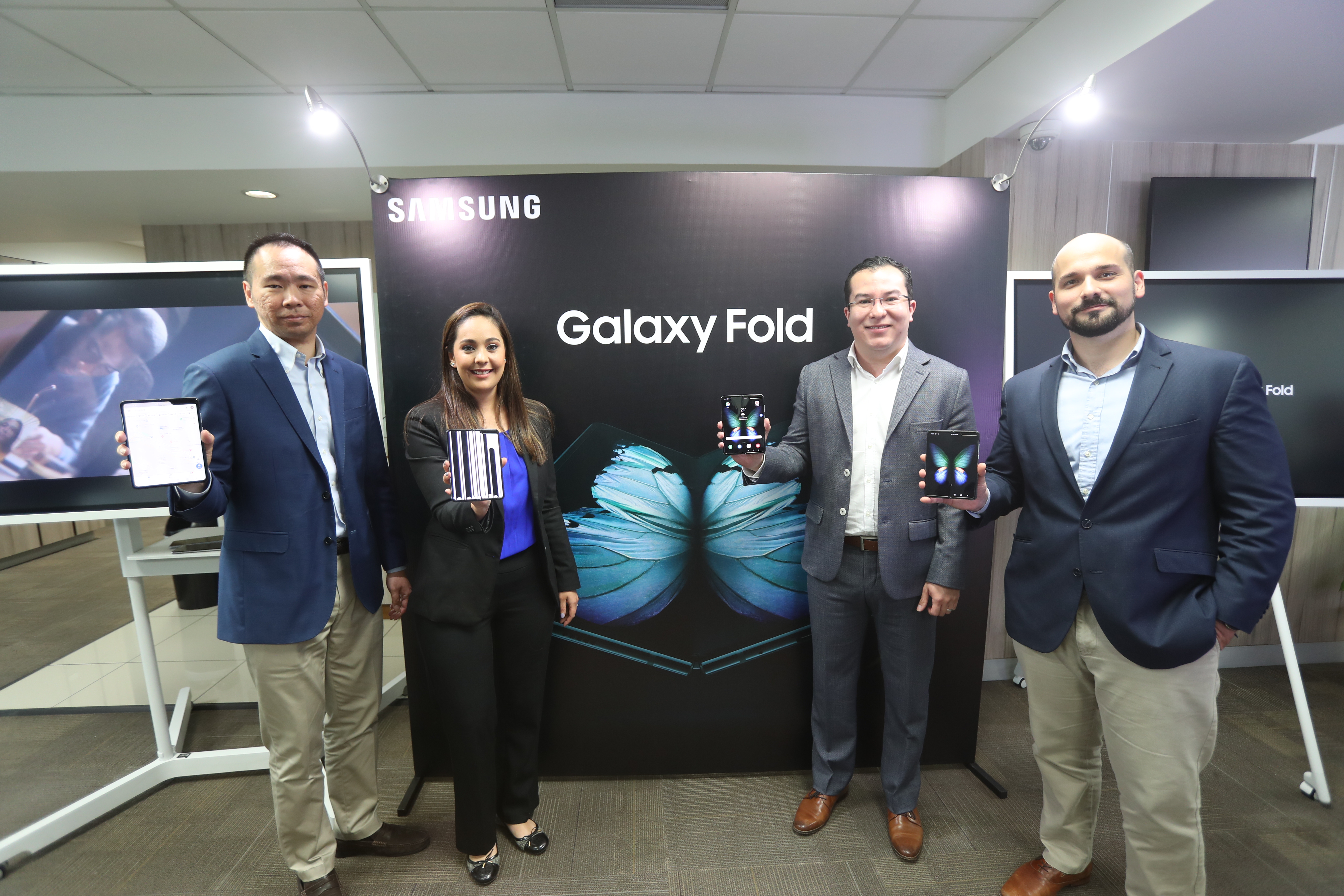 En la primera preventa se agotaron las unidades del Samsung Galaxy Fold. (Foto Prensa Libre: Norvin Mendoza)