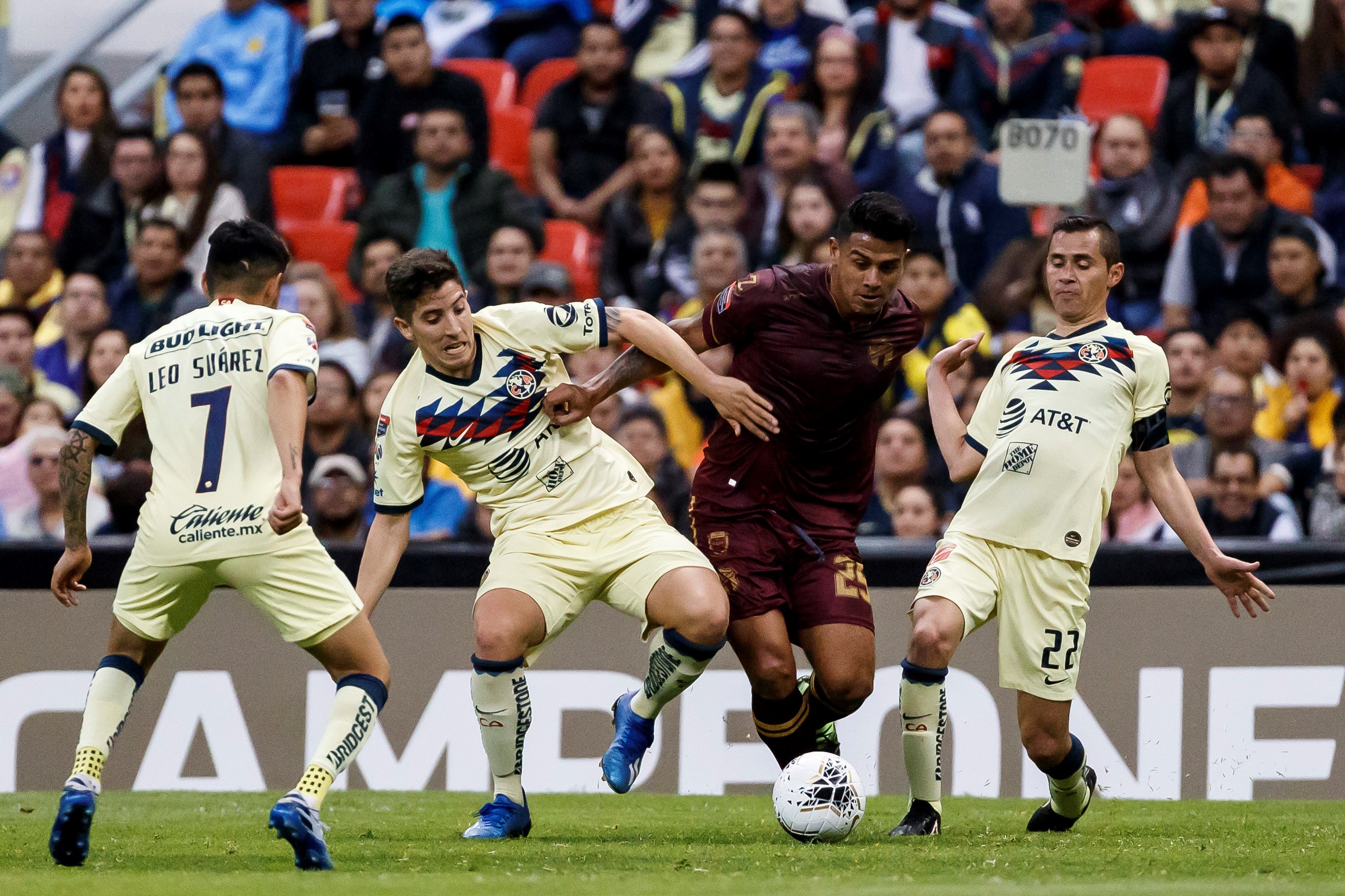 Los jugadores del América de México Leo Suárez (i), Santiago Cáseres (2i) y Paul Aguilar (d) disputan el balón con Alejandro Galindo. (Foto Prensa Libre: EFE)