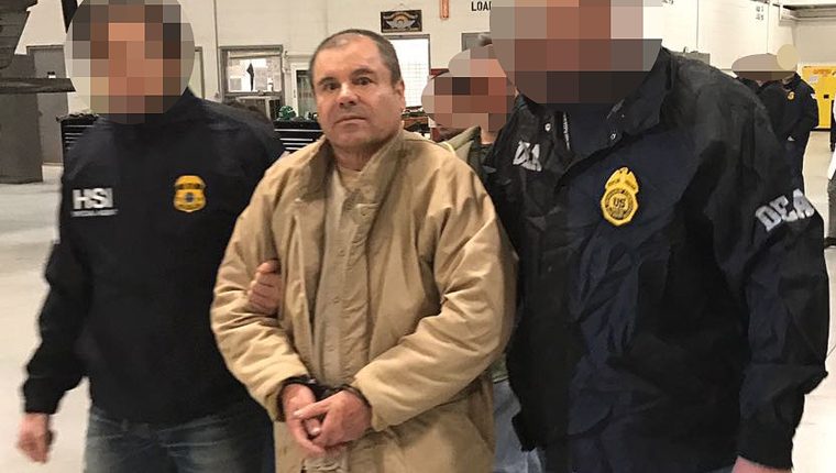 Joaquín "el Chapo" Guzmán cuando fue extraditado a Estados Unidos. (Foto Prensa Libre: AFP)