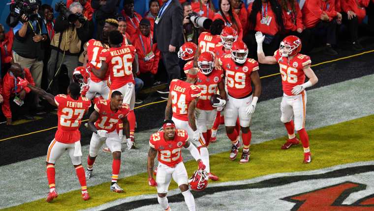 El equipo de los Chiefs de Kansas City ganó el Super Bowl 2020 el pasado domingo y varias empresas confeccionadoras de ropa deportiva en Guatemala recibieron órdenes de pedidos. (Foto Prensa Libre: AFP)   