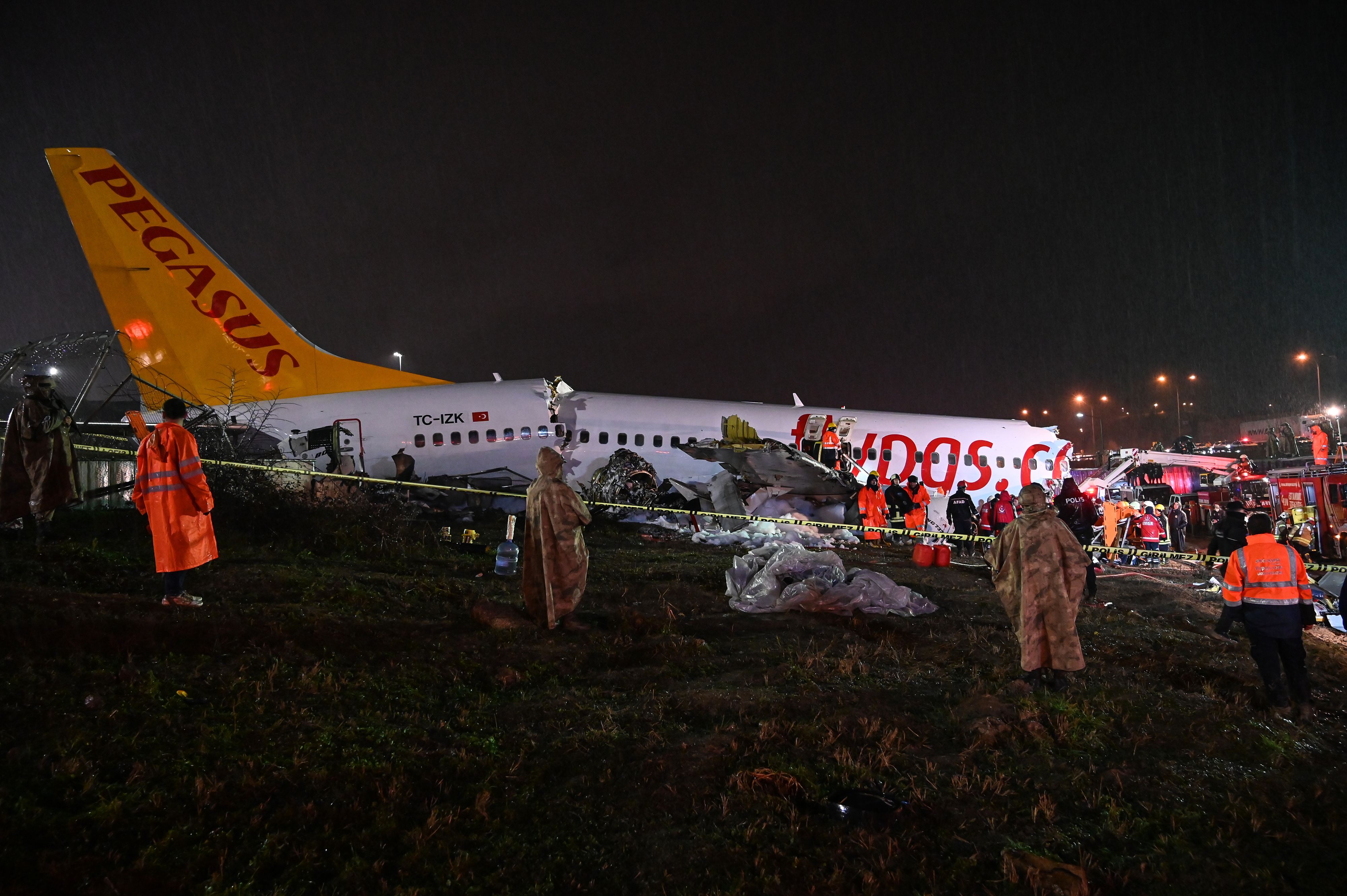 El vuelo de Pegasus Airlines aterrizó en medio de una tormenta en el aeropuerto Sabiha Gökcen en Estambul.  Fotografía Prensa Libre: AFP