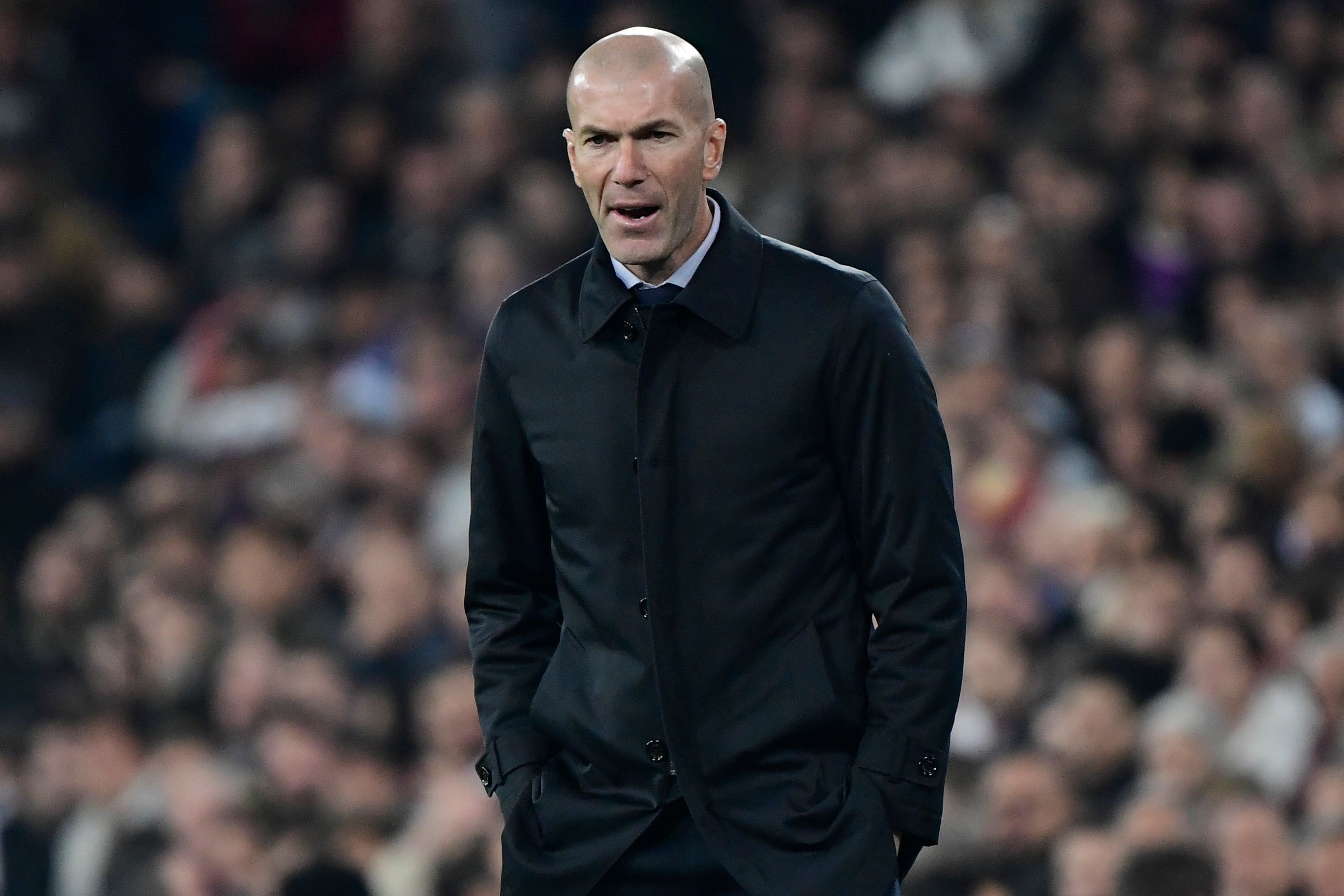 Zinedine Zidane, entrenador del Real Madrid, reaccionó por los cuatro goles que recibió su equipo. (Foto Prensa Libre: AFP)