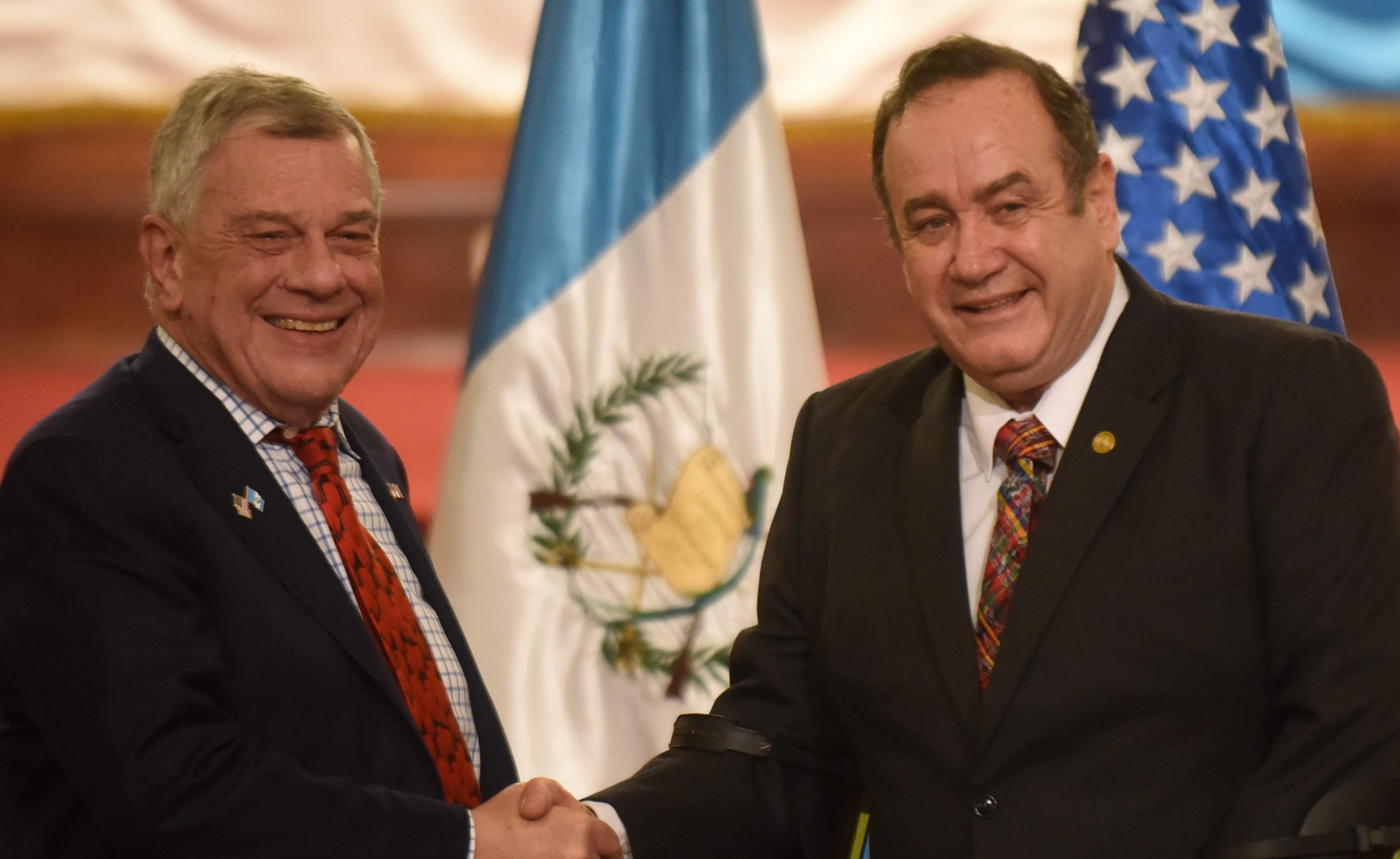 Presidente Alejandro Giammattei y el secretario adjunto del Departamento de Estado, Michael Kozak, durante un encuentro en Guatemala en febrero de 2020. (Foto Prensa Libre: Hemeroteca PL)