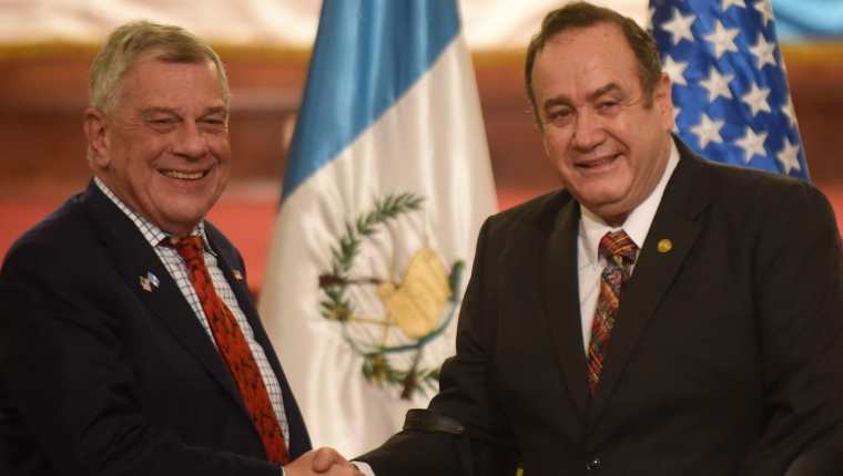 Presidente Alejandro Giammattei y el secretario adjunto del Departamento de Estado, Michael Kozak, durante un encuentro en Guatemala en febrero de 2020. (Foto Prensa Libre: Hemeroteca PL)