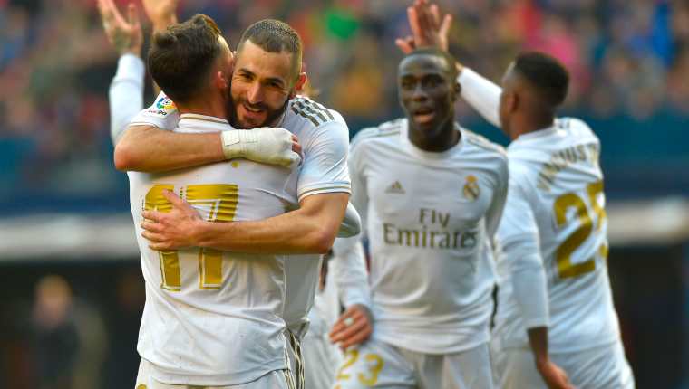 Lucas Vazquez es felicitado por sus compañeros, después de anotar en el partido del Real Madrid frente a Osasuna. (Foto Prensa Libre: AFP).