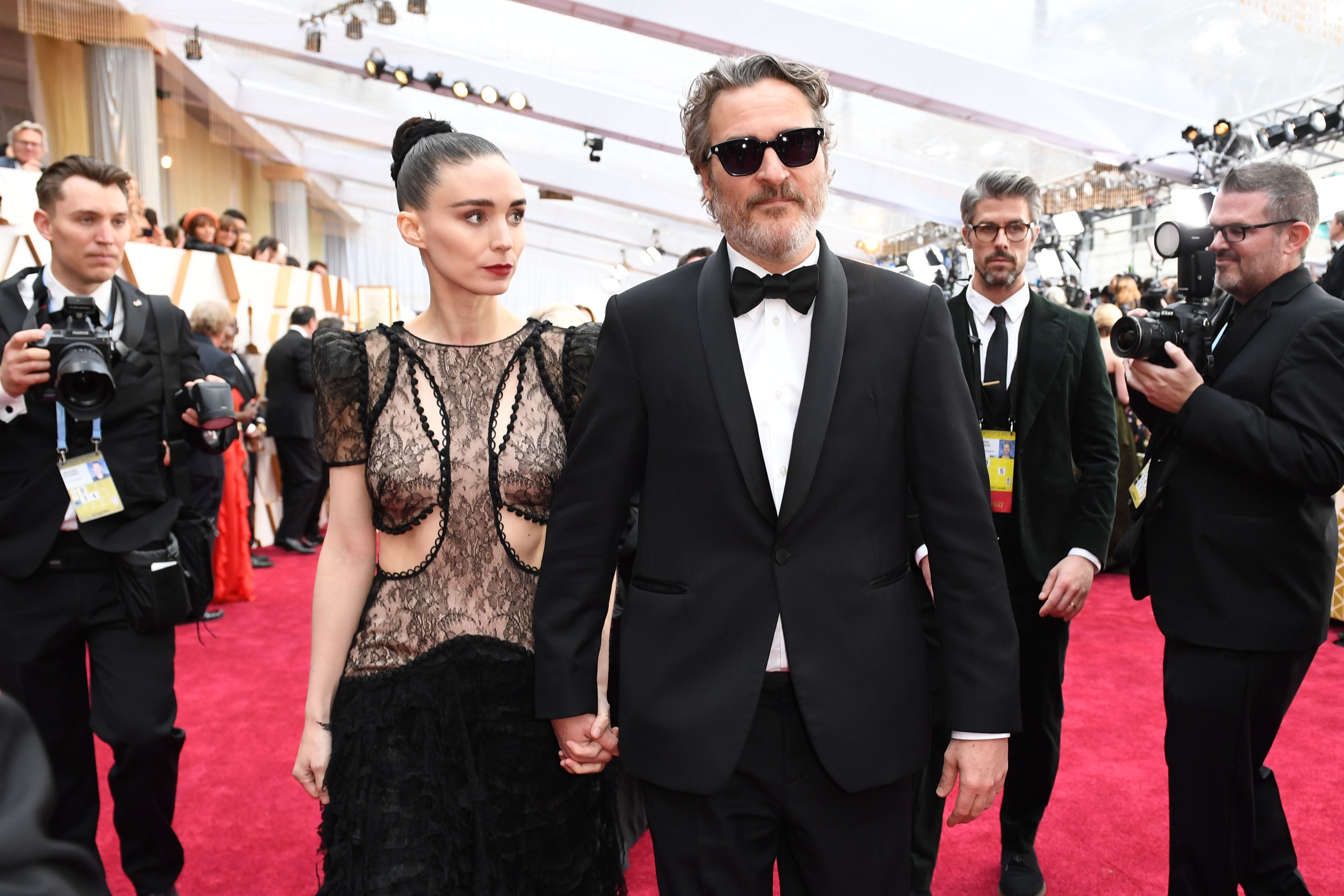 Los actores Joaquín Phoenix y Rooney Mara a su llegada a la edición 92 de los premios Oscar  en California el 9 de febrero de 2020. (Foto Prensa Libre: AFP)