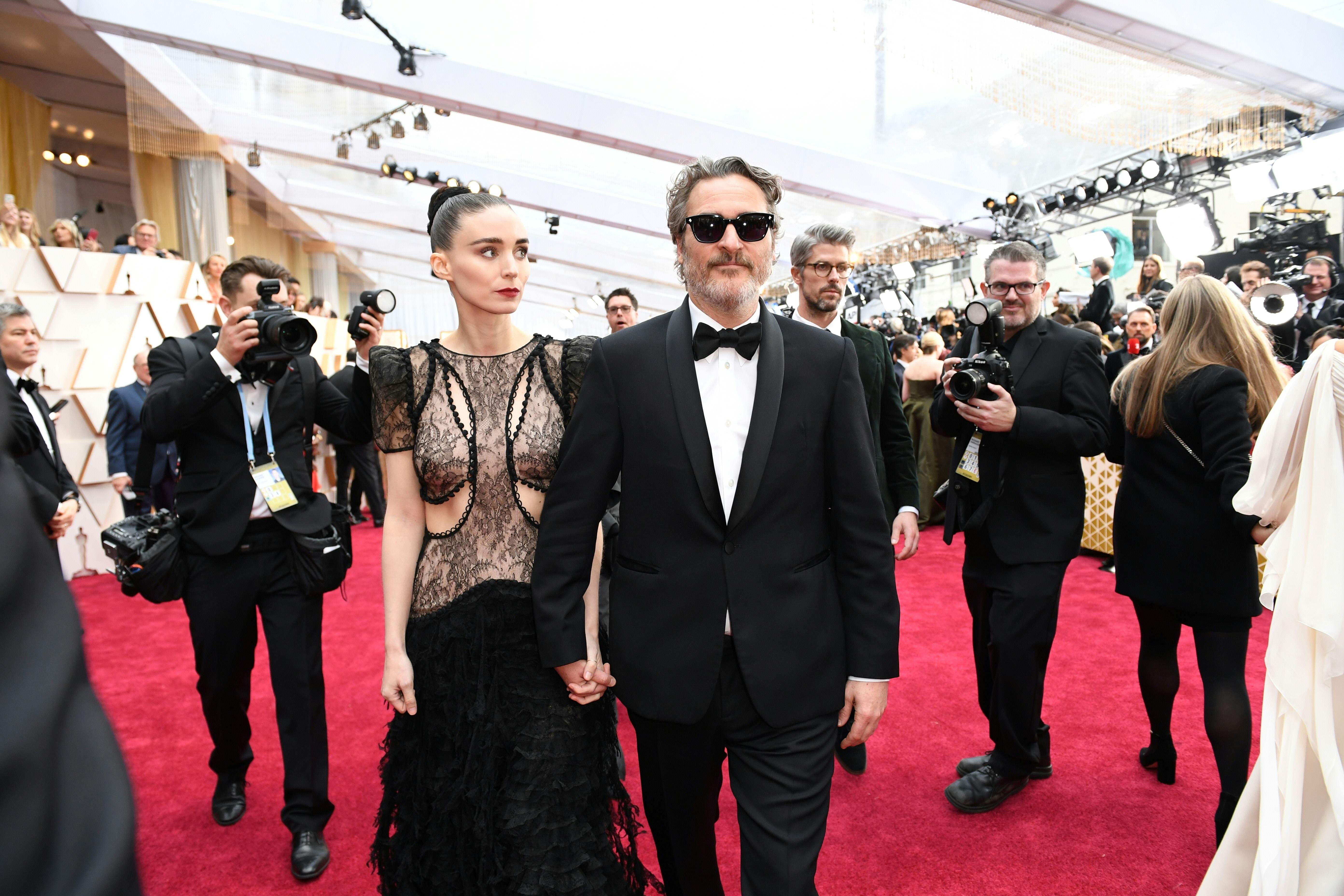 El actor estadounidense Joaquin Phoenix llega con Mara Rooney para el 92 ° Oscar en el Dolby Theatre de Hollywood, California, el 9 de febrero de 2020. (Foto Prensa Libre: AFP)