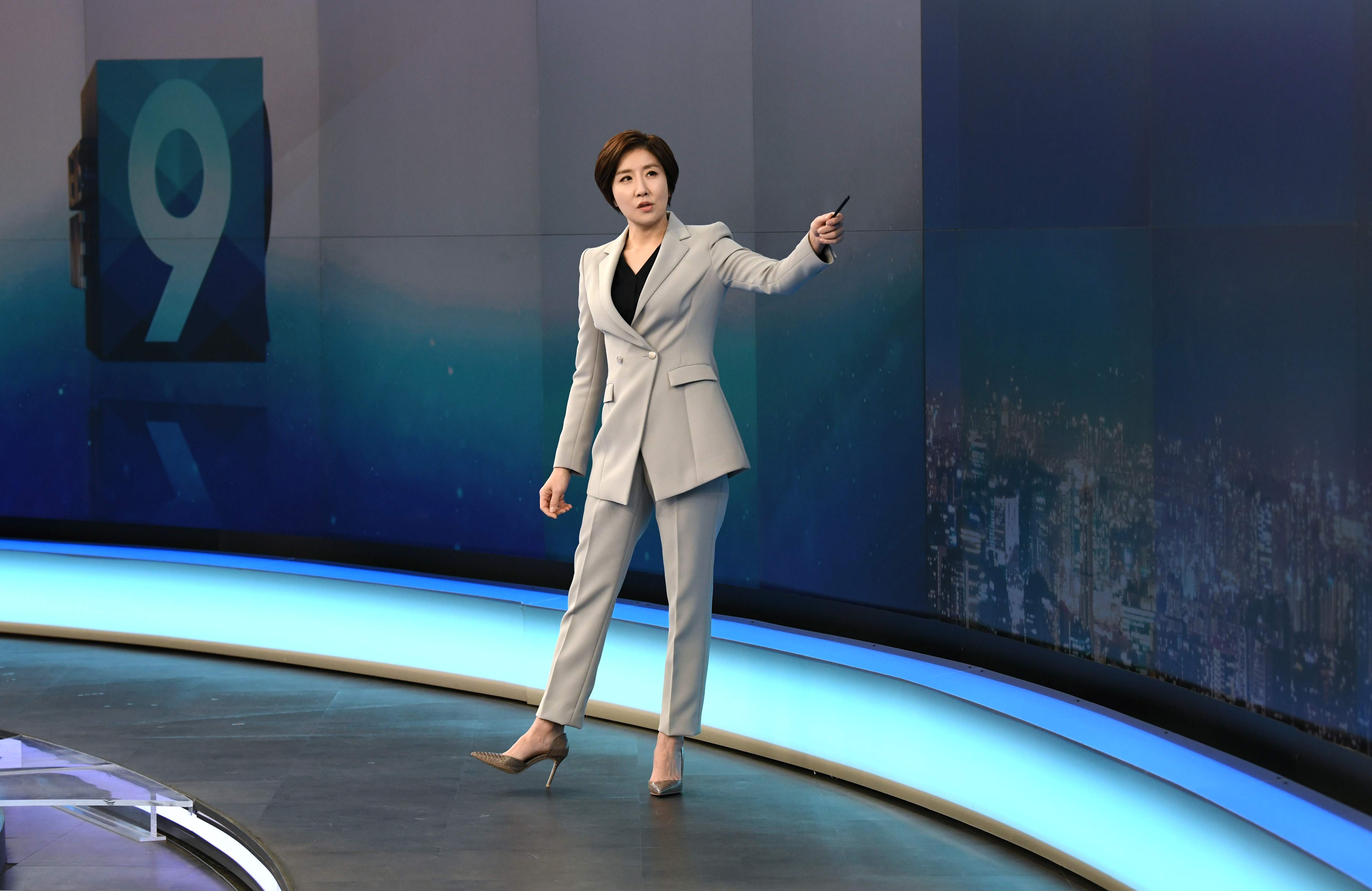 La presentadora Lee So-jeong durante el ensayo para el noticiero en horario estelar. (Foto Prensa Libre: AFP)