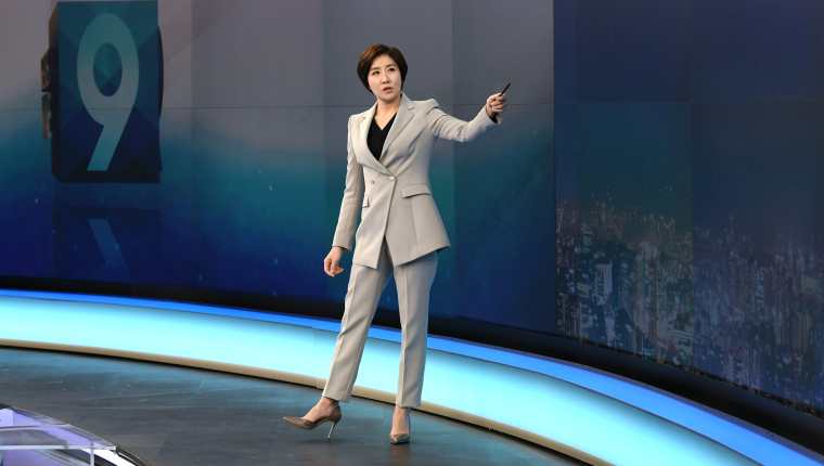La presentadora Lee So-jeong durante el ensayo para el noticiero en horario estelar. (Foto Prensa Libre: AFP)