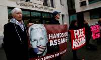 Protesters hold banners in support of Wikileaks founder Julian Assange outside Westminster Magistrates Court in London on February 19, 2020, during Assange's remand hearing via video-link as he fights extradition to the United States. - The main hearing in extradition proceedings against Wikileaks founder Julian Assange begins at the end of February. The United States has been demanding extradition of the 48-year-old Australian for years because of the publication of secret documents and violations of the anti-espionage law. (Photo by Tolga AKMEN / AFP)