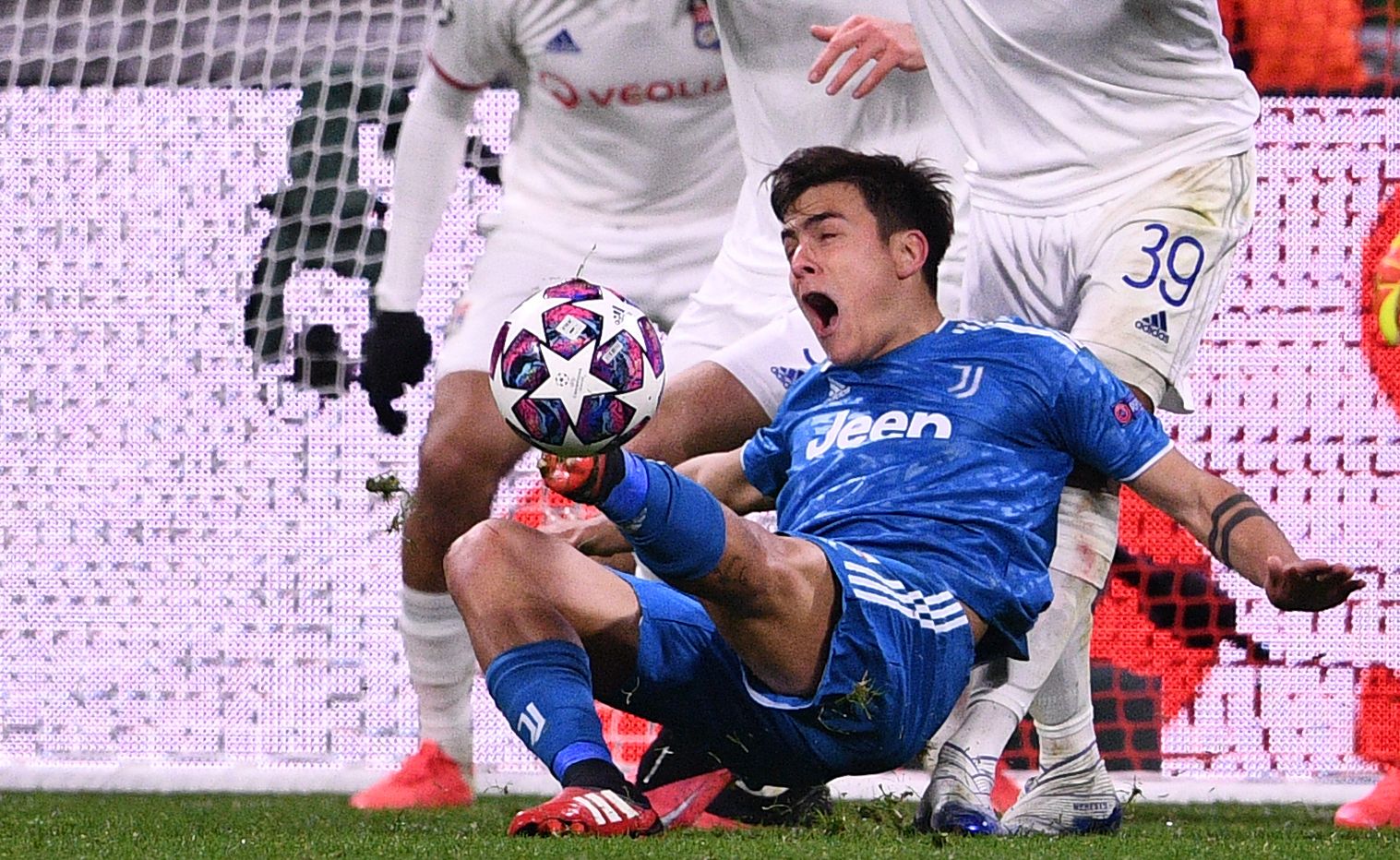 Paulo Dybala en un juego entre la Juventus y el Lyon por la Liga de Campeones de la UEFA. (Foto Prensa Libre: AFP)