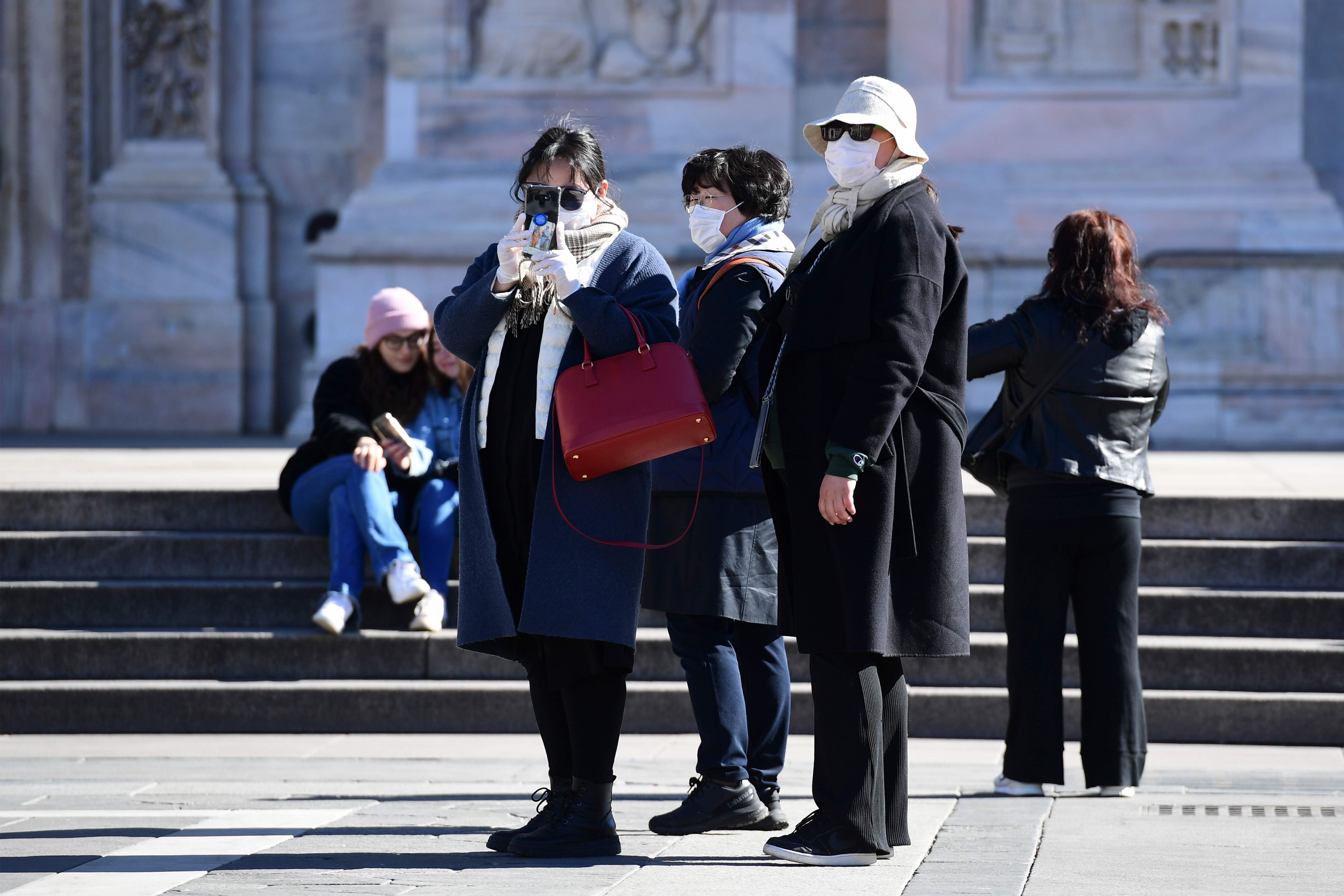 Mascarillas son utilizadas por millones de personas para protegerse de enfermedades respiratorias como el coronavirus. (Foto Prensa Libre: AFP)