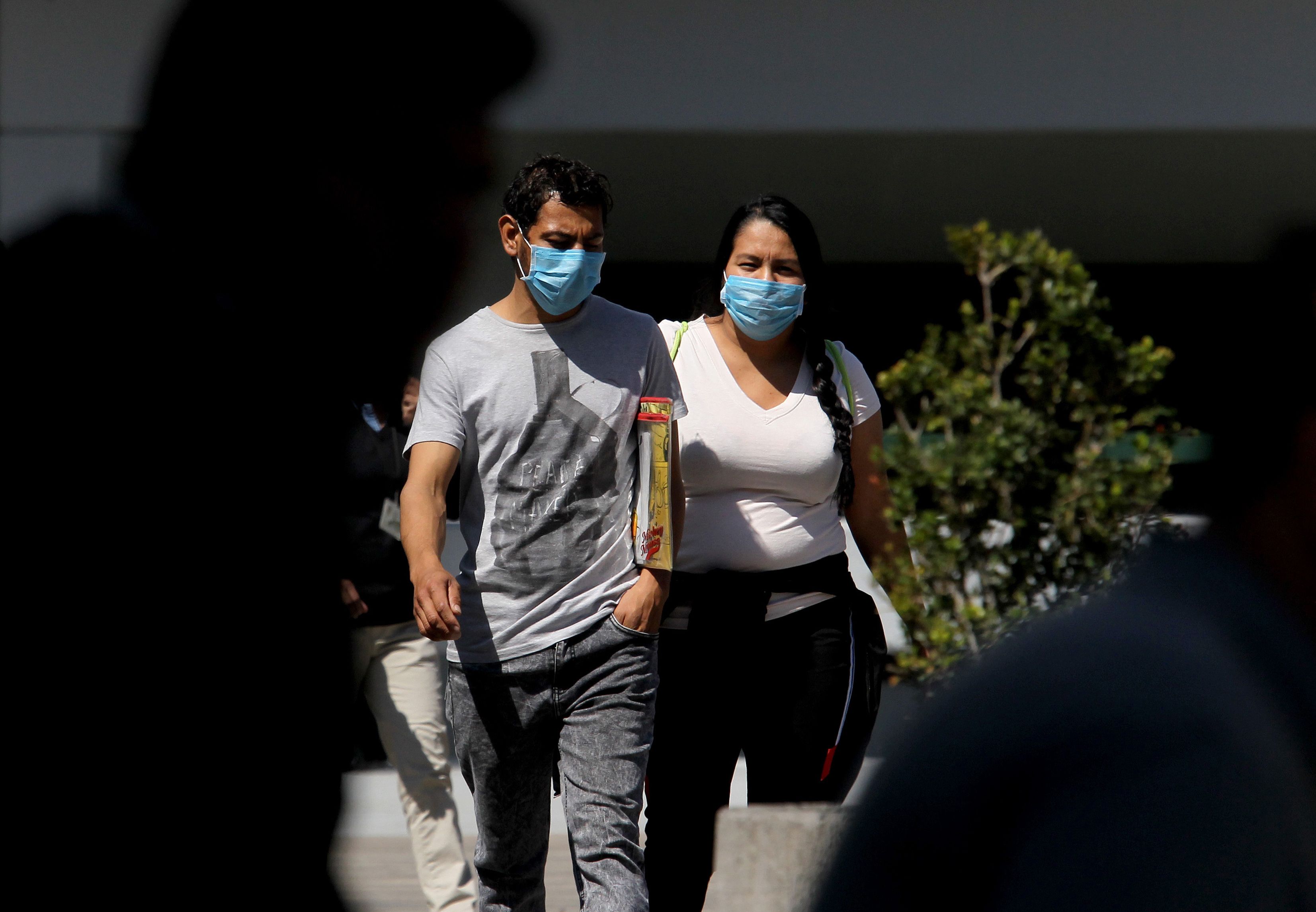 En Guadalajara la gente porta mascarillas  para evitar contagiarse del coronavirus debido al caso confirmado en México. Las autoridades de Salud de Guatemala indican que en el país aún no es necesario portar mascarillas. (Foto Prensa Libre: AFP)