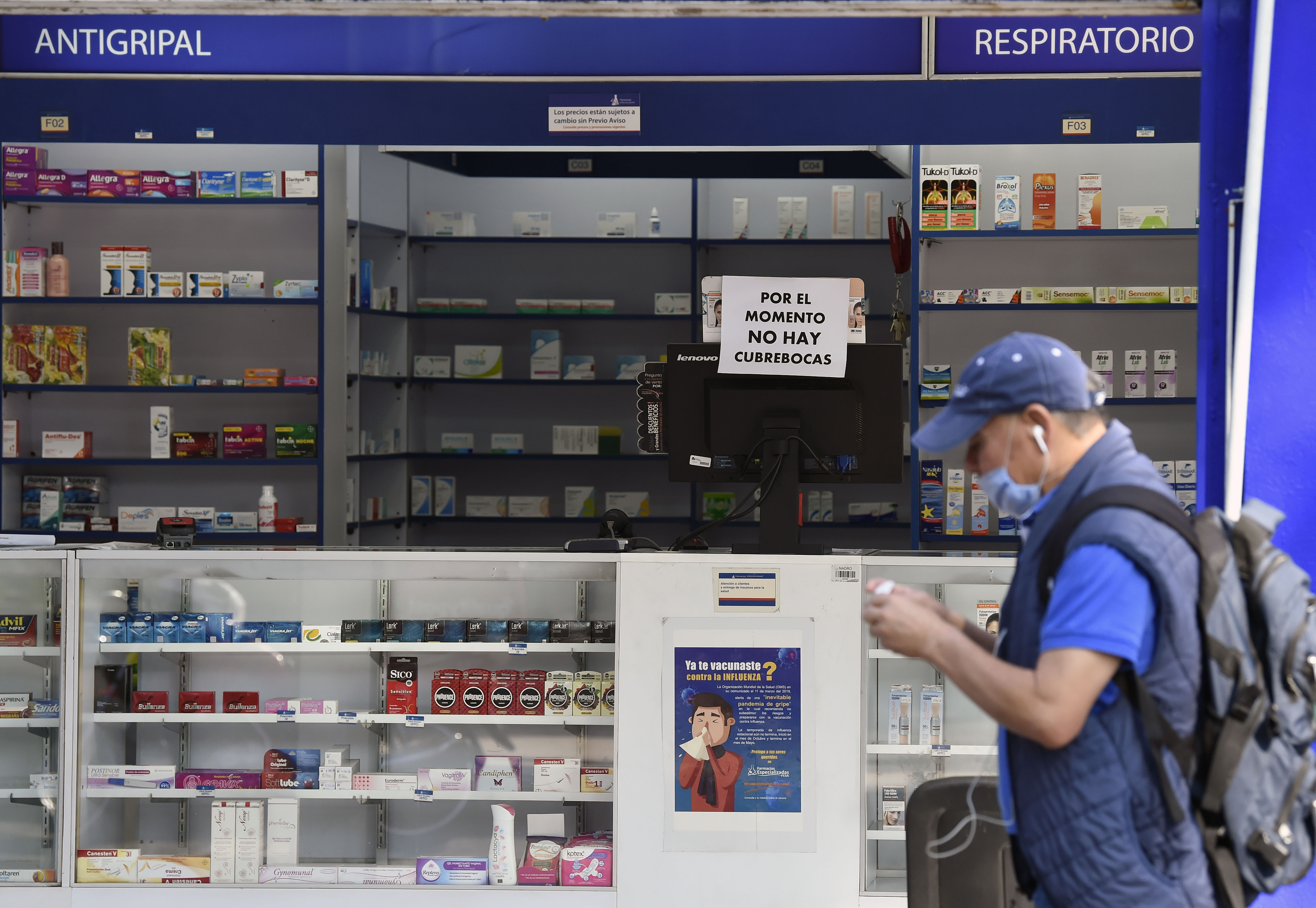 Vista de una farmacia frente al Instituto Nacional de Enfermedades Respiratorias en la Ciudad de México. (Foto Prensa Libre: AFP)