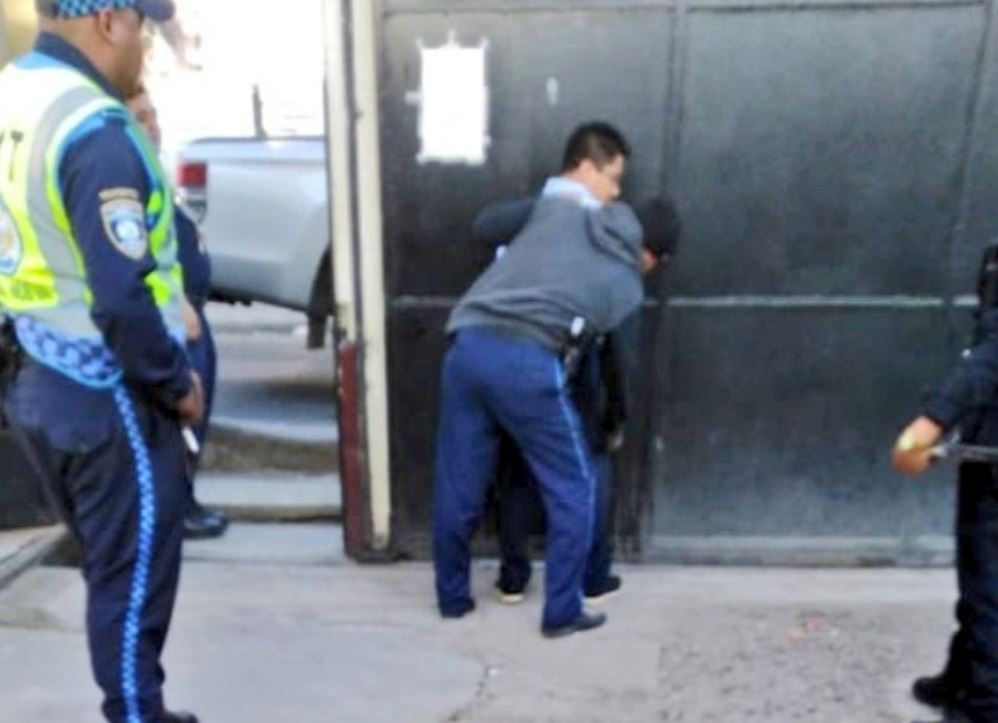 El piloto que causó la agresión contra un agente de la PMT en Villa Nueva fue detenido por la Policía. (Foto Prensa Libre: @SantosDalia).