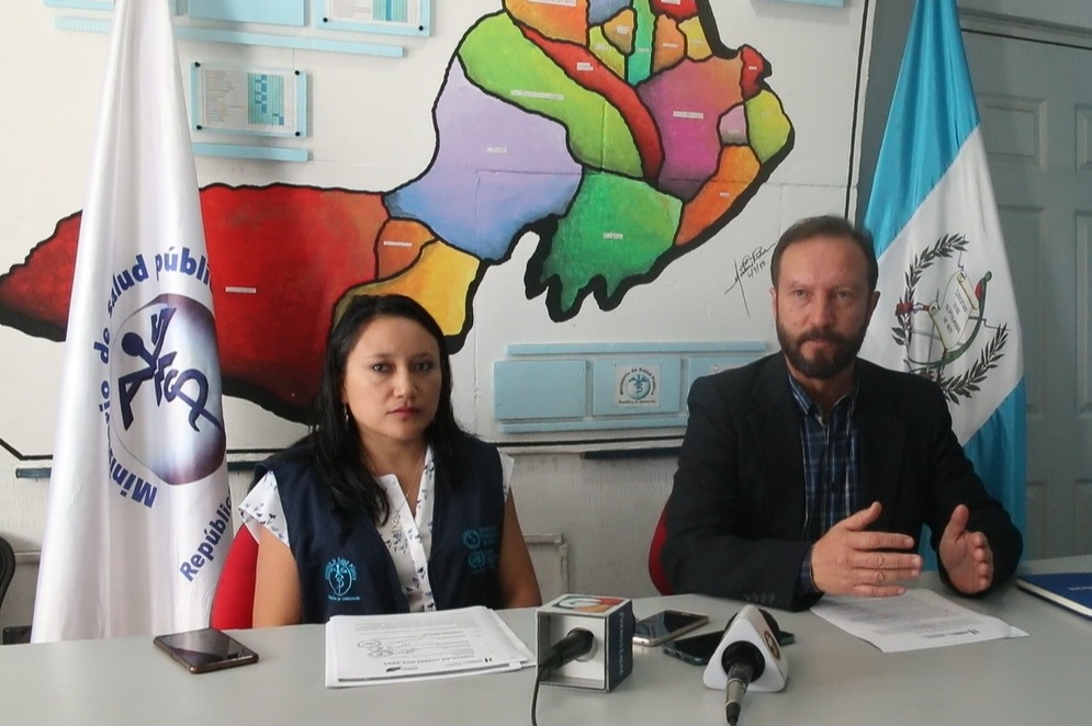 Autoridades informaron a la población Quetzalteca sobre las medidas que se tienen en Guatemala por el coronavirus. (Foto Prensa Libre: María Longo) 
