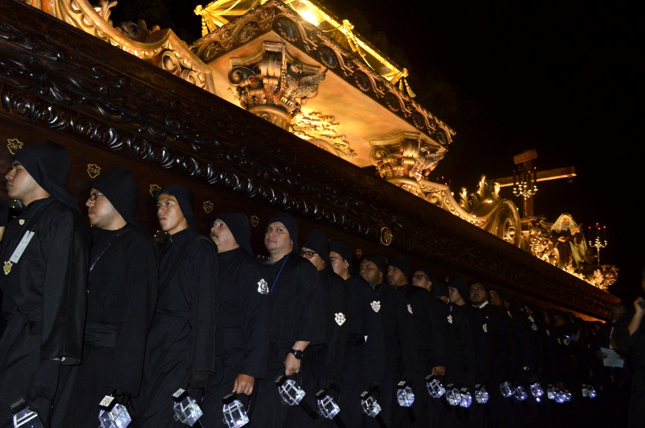 La Cuaresma y Semana Santa en Antigua Guatemala se caracteriza por la religiosidad que se demuestra en los cortejos procesionales. (Foto Prensa Libre: María René Barrientos)