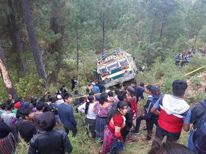 Socorristas informaron que el piloto del autobús murió en el percance. (Foto Prensa Libre: Twitter @soydeh8)
