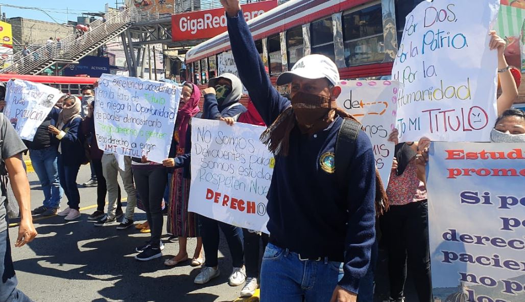 Manifestación afecta el tránsito en la calzada Roosevelt. (Foto Prensa Libre: La Red)