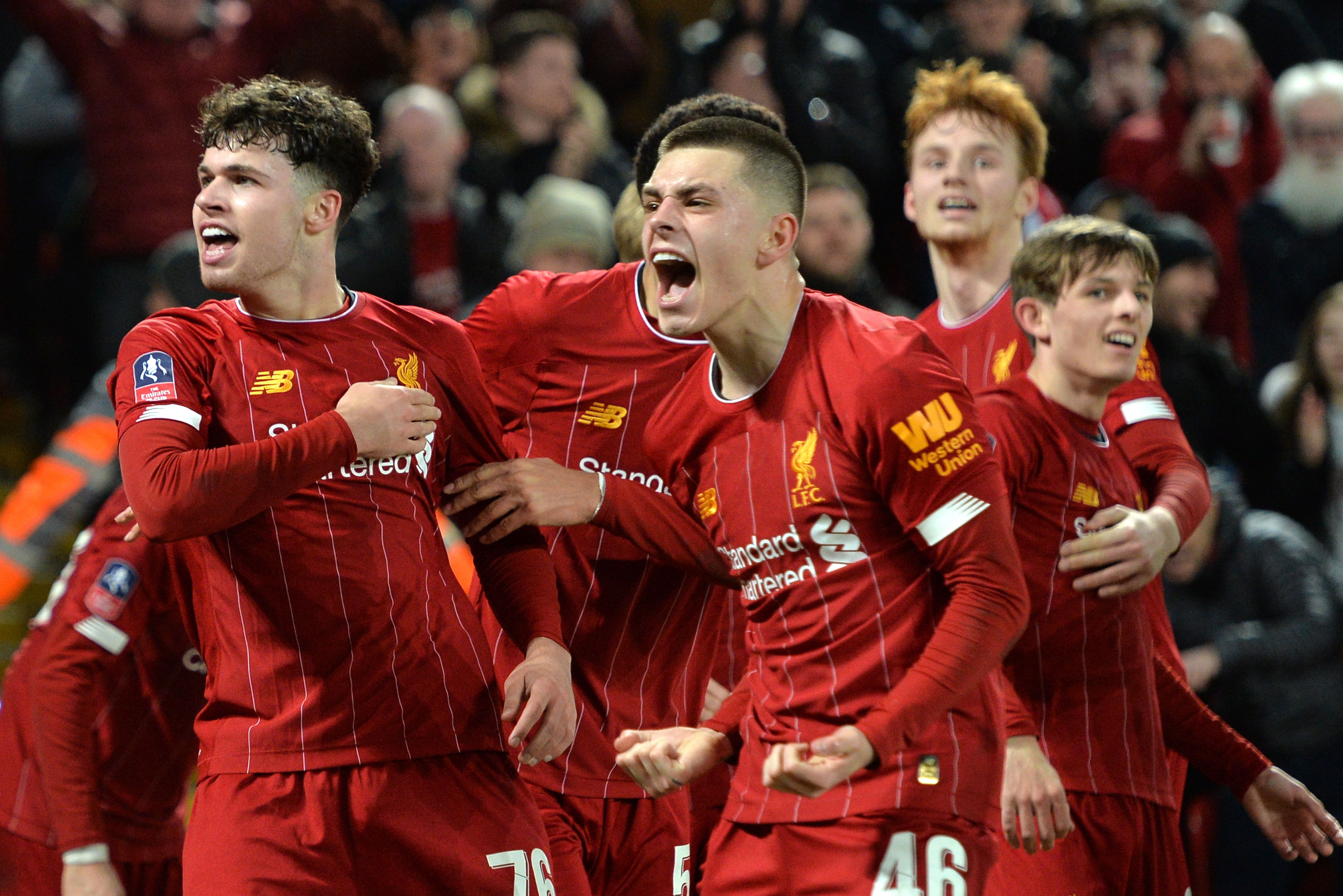 Los jugadores juveniles del Liverpool festejaron a lo grande.  (Foto Prensa Libre: EFE)