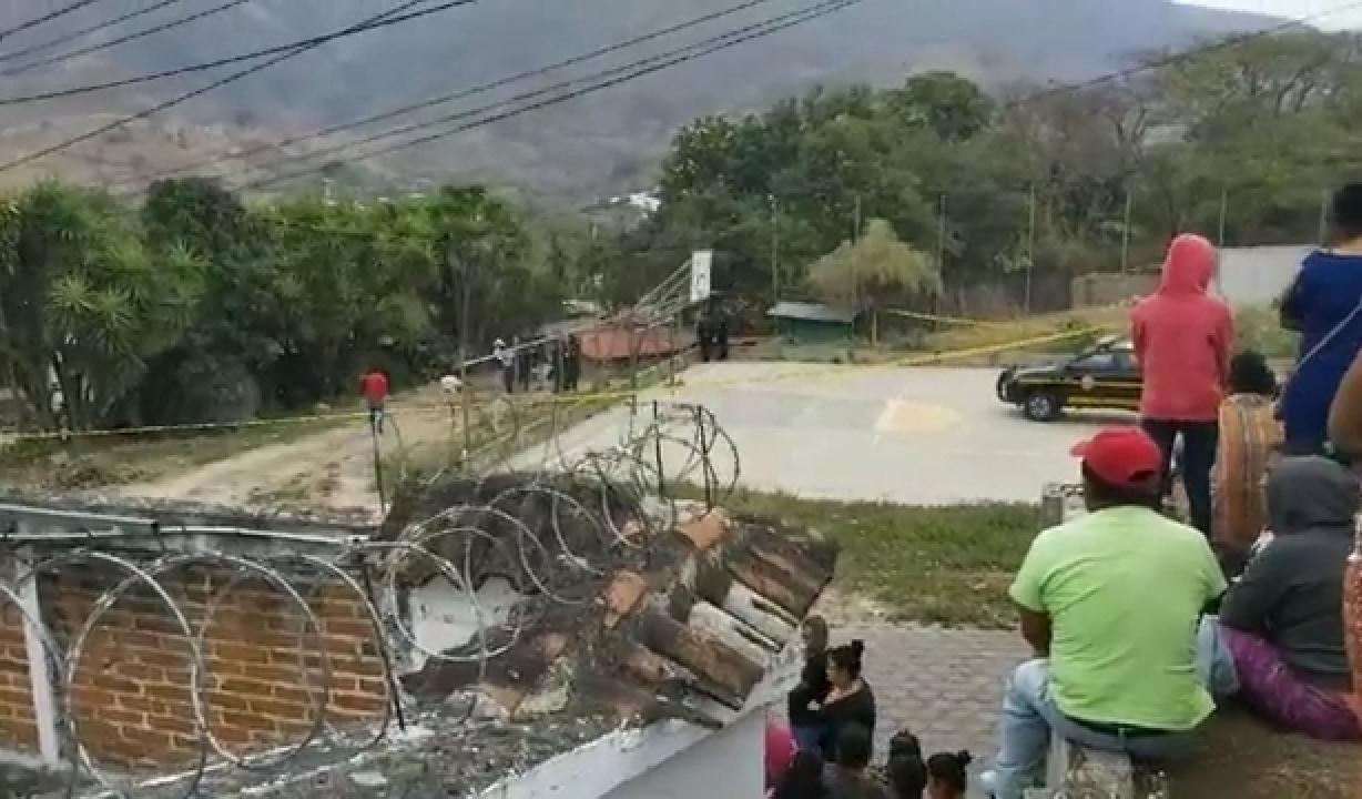 Lugar donde tres integrantes de una familia fueron localizados muertos. (Foto Prensa Libre: Cortesía Noti Más Baja Verapaz )