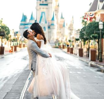 Casarse como una princesa es posible con esta colección de vestidos inspirados en las princesas de Disney.  Foto tomada del Instagram @disneyweddings