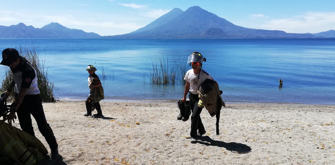 Los socorristas practicaron en aguas del Lago de Atitlán, Sololá. (Foto Prensa Libre: Cortesía Daniel Chumil)