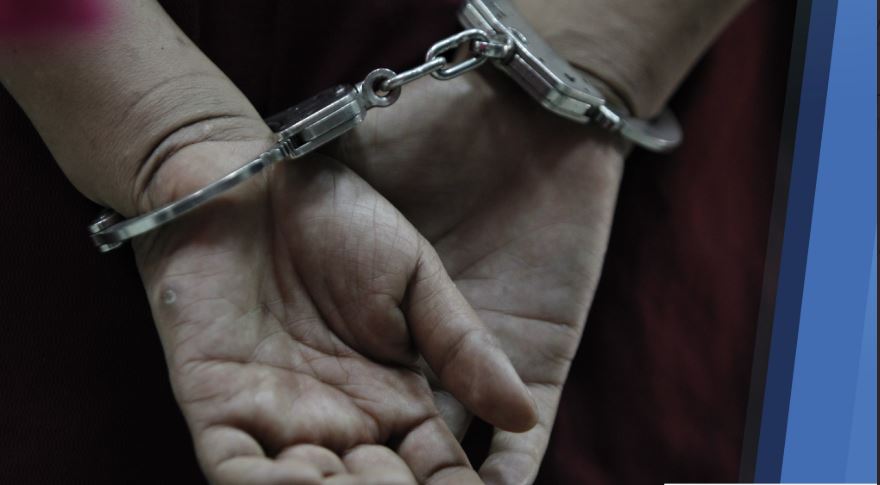 La captura del supuesto asesino se llevó a cabo en la zona 21 de la capital. (Foto Prensa Libre: PNC).