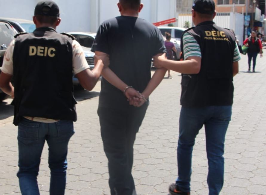 Al menos 73 personas han sido capturadas por el estado de Prevención en Chimaltenango. (Foto Prensa Libre: PNC). 