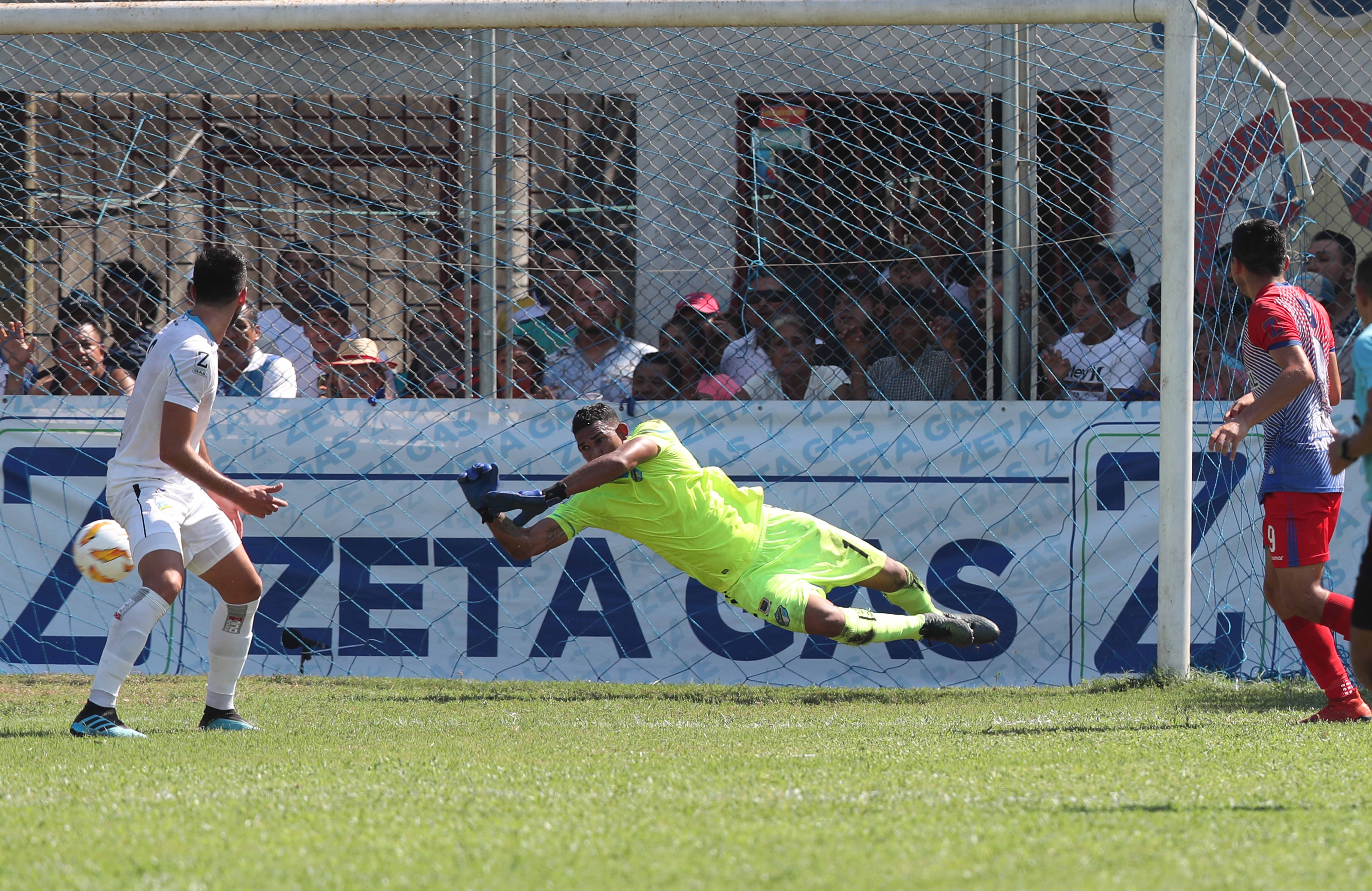 José Calderón evitó la caída de los cremas en varias oportunidades. (Foto Prensa Libre: Norvin Mendoza)
