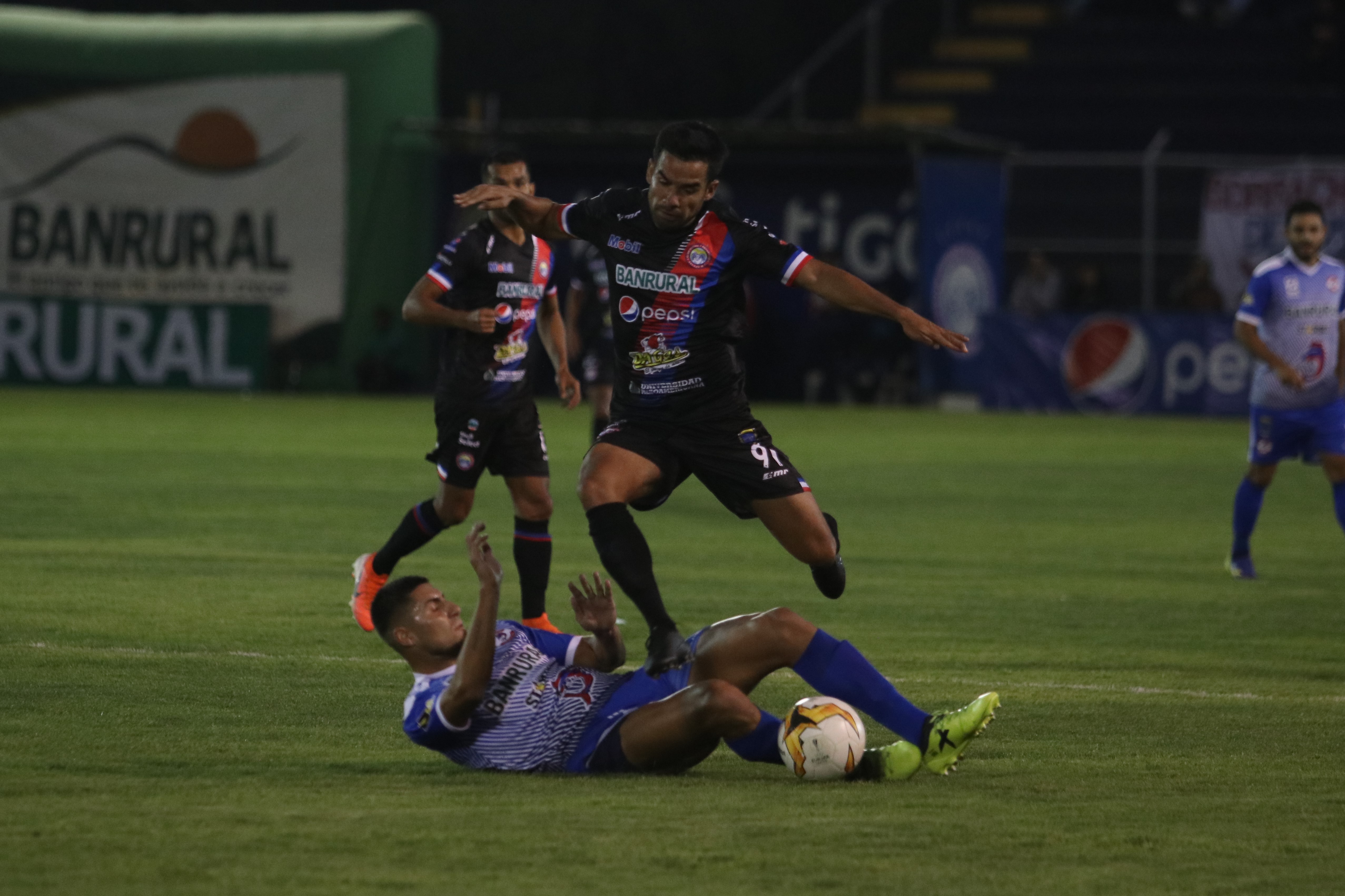 Xelajú MC  falla en su casa al empatar 0-0 contra Iztapa en el Mario Camposeco. (Foto Prensa Libre: Raúl Juárez) 