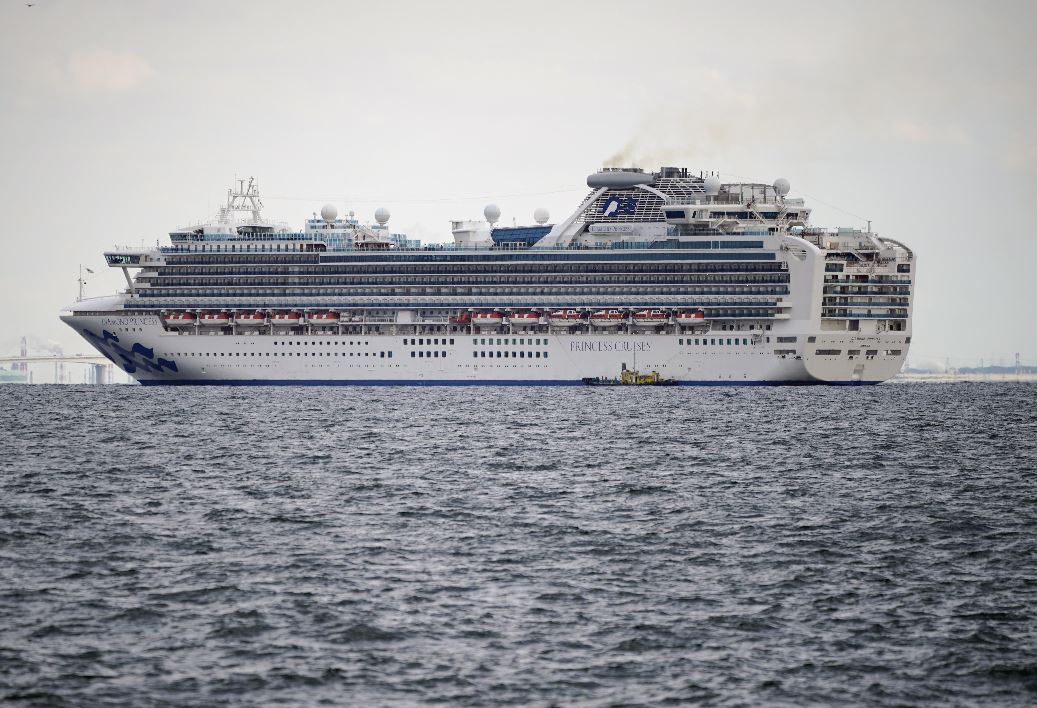 El crucero Diamond Princess está anclado en cuarentena frente al puerto de Yokohama, en Yokohama, Japón. (Foto Prensa Libre: EFE).  