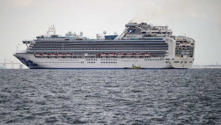 El crucero Diamond Princess está anclado en cuarentena frente al puerto de Yokohama, en Yokohama, Japón. (Foto Prensa Libre: EFE).  