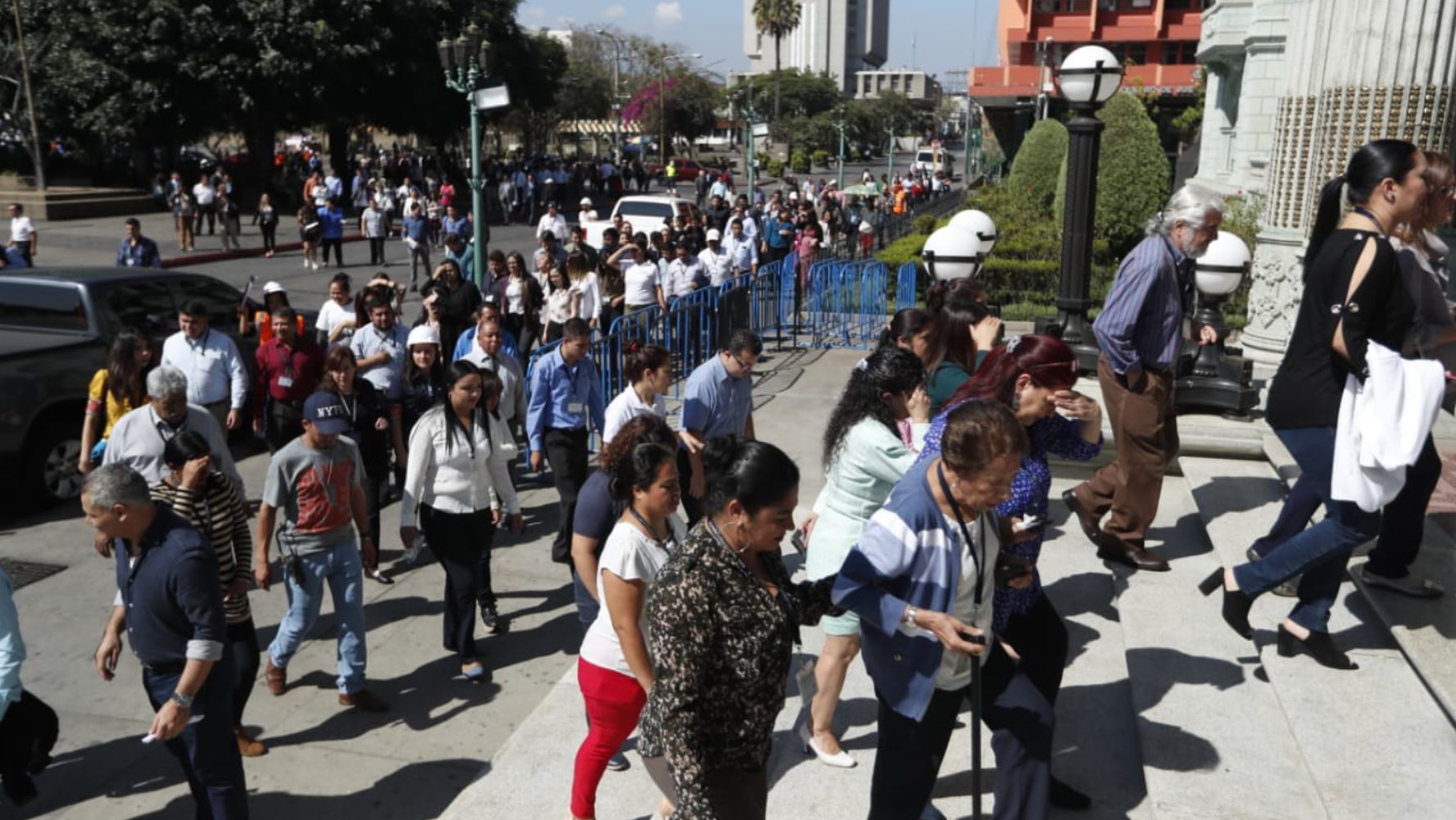 Evacuación en el Palacio Nacional de la Cultura. (Foto Prensa Libre: Esbin García).