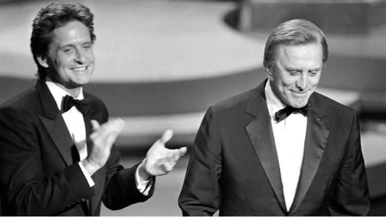 Michael Douglas aplaude a su padre Kirk durante la entrega de los premios Óscar de 1985. (Foto Prensa Libre: AFP).