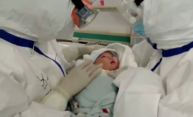 Xiaoxiao, la bebé recién nacida que se contagio de coronavirus y se recuperó sin medicamentos. (Foto Prensa Libre: captura de video/Reuters).