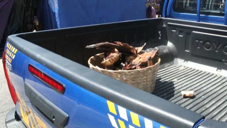 Una canasta con carne de lagarto fue parte del decomiso. (Foto Prensa Libre: María Longo) 